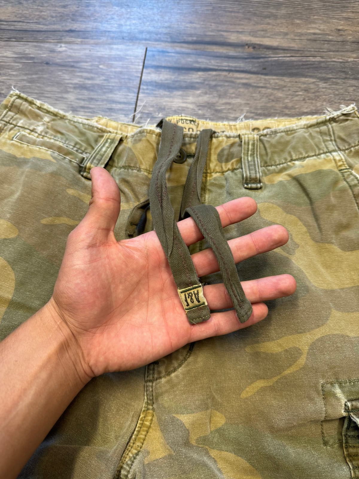 ABERCROMBIE & FITCH 7 POCKET CAMO CARGO SHORTS (32)