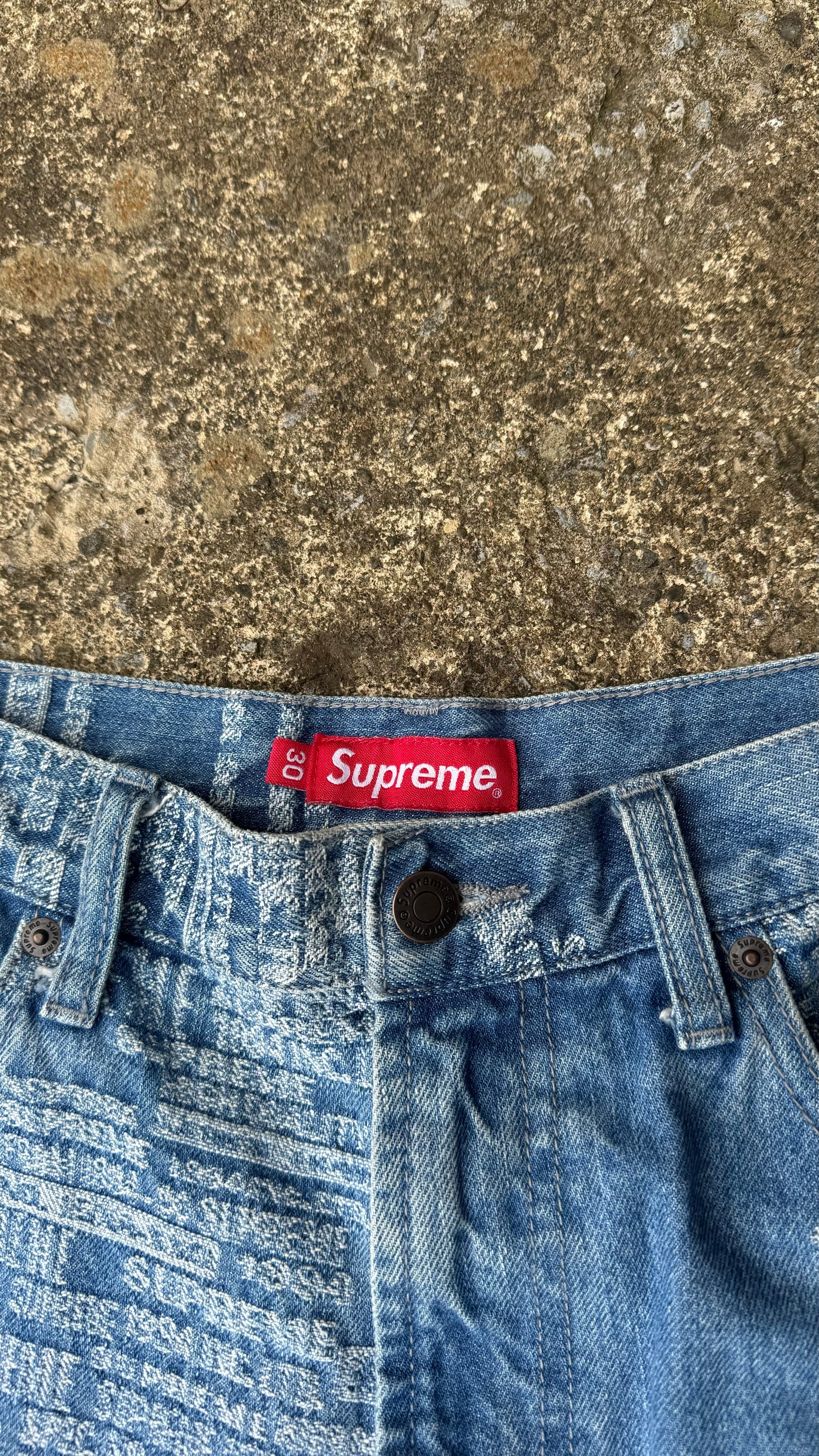 SUPREME DISTRESSED TEXT BAGGY JEANS (30)