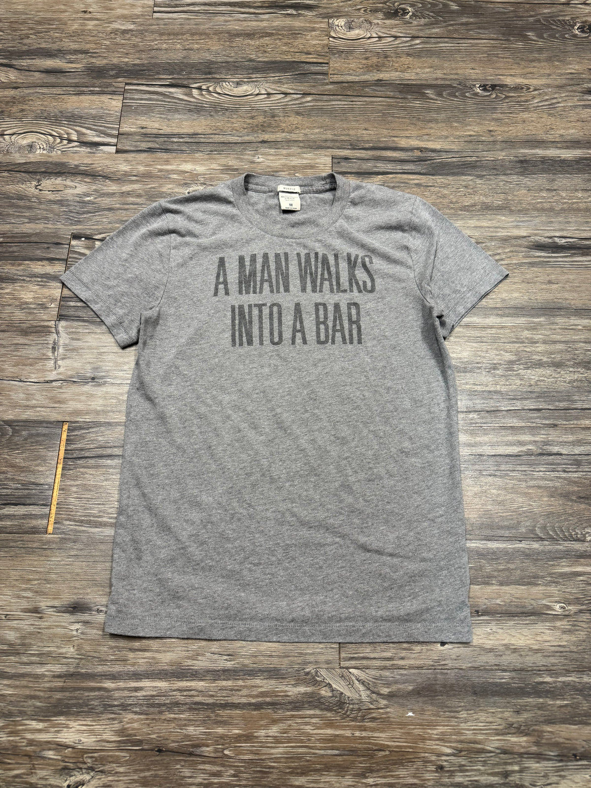 ABERCROMBIE & FITCH "A MAN WALKS INTO A BAR" VINTAGE T-SHIRT (M)