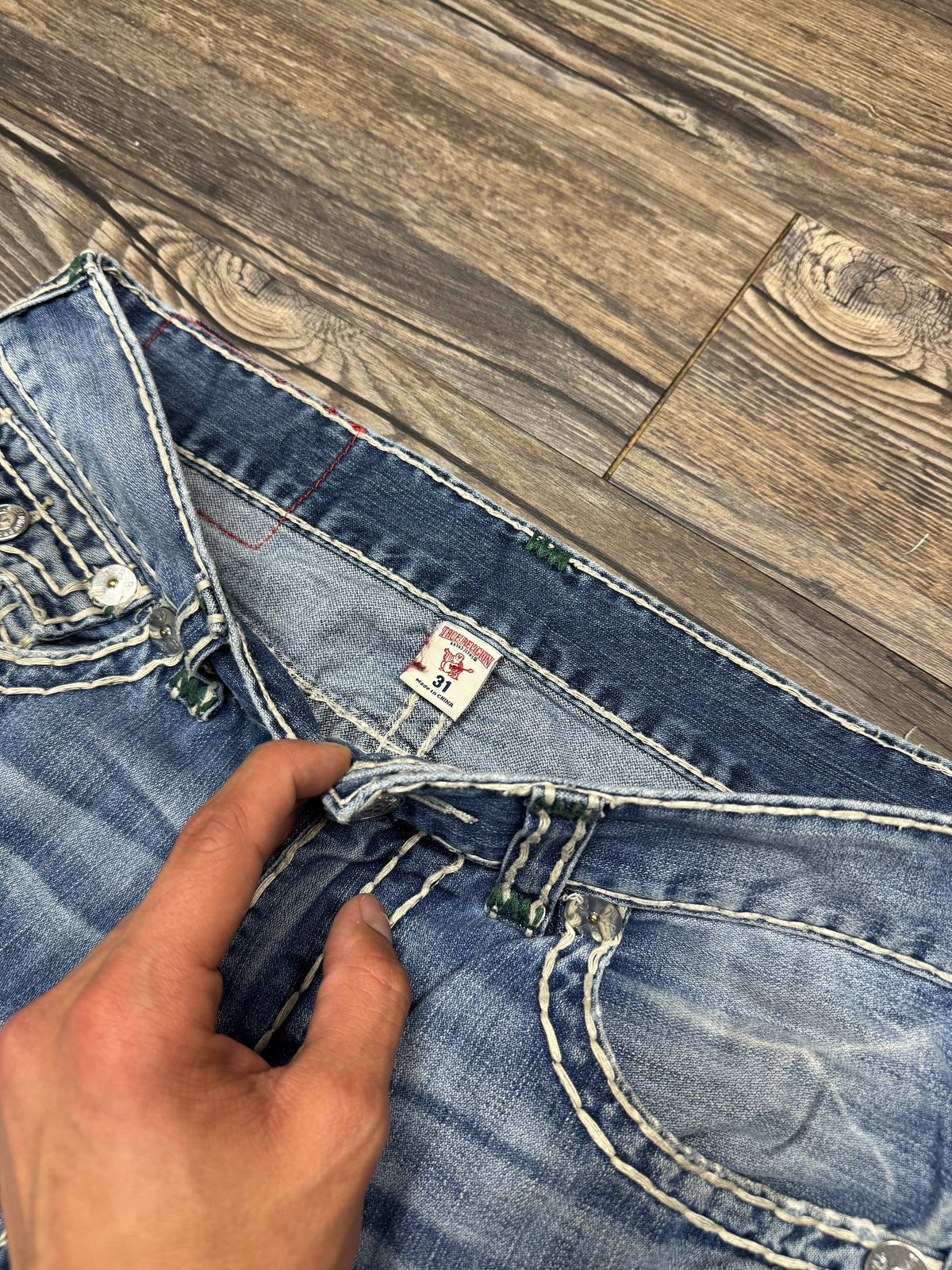 TRUE RELIGION STRAIGHT LEG RICKY SUPER-T STITCH JEANS (31)
