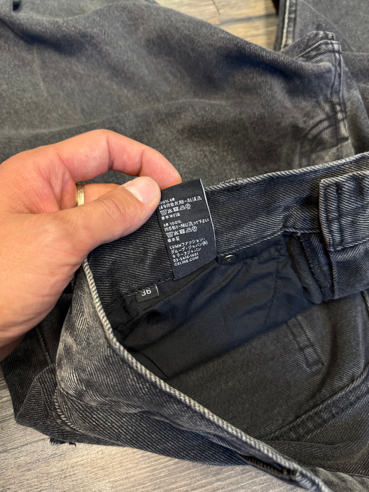 CELINE DYLAN DARKWASH DISTRESSED JEANS (36)