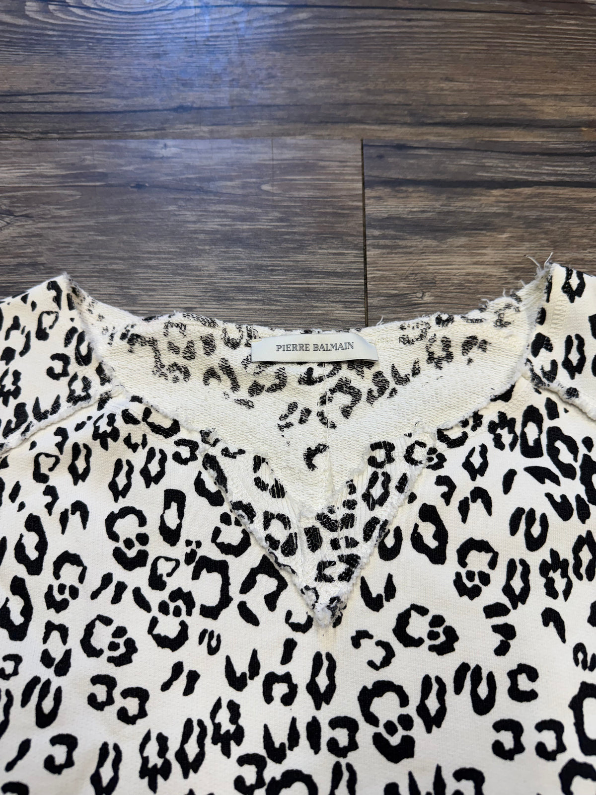 PIERRE BALMAIN SNOW LEPORD CUT OFF CREWNECK (XS)