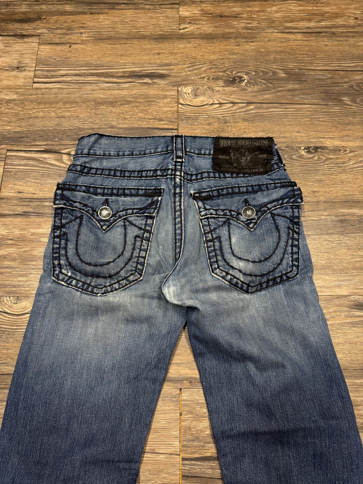 TRUE RELIGION 00’s BOOTCUT FADED & DISTRESSED BLACK STITCH JEANS (33)