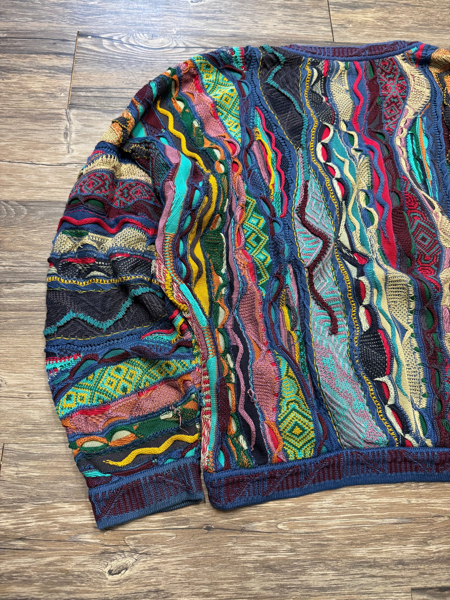 VINTAGE COOGI V-NECK CABLE KNIT SWEATER (L)