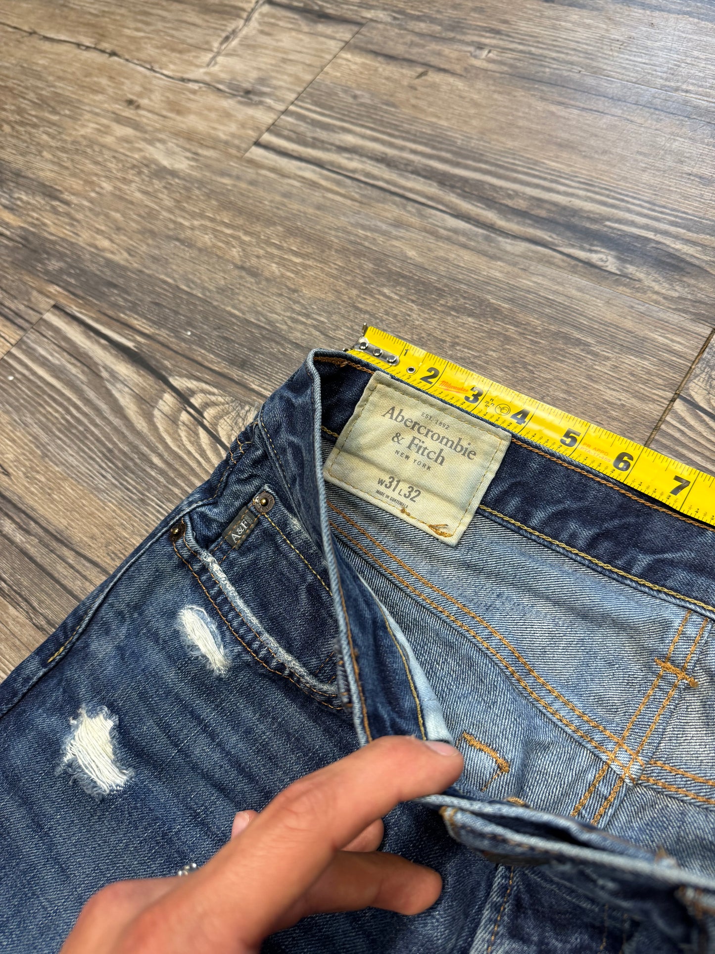 ABERCROMBIE & FITCH SLIMFIT DISTRESSED DARK WASH BLUE JEANS (31x32)