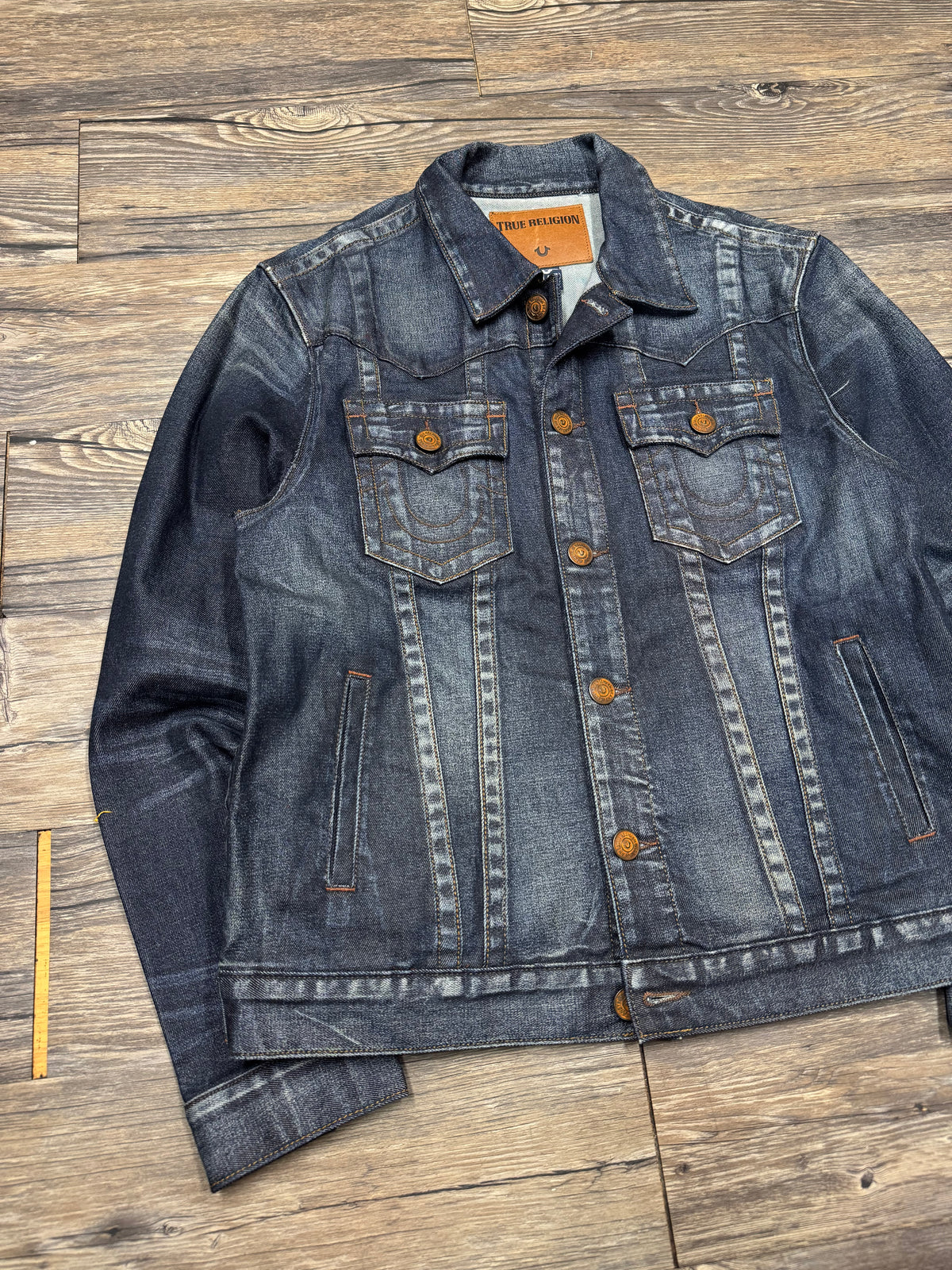 TRUE RELIGION JIMMY INDIGO EMBROIDERED DENIM TRUCKER JACKET (XL)