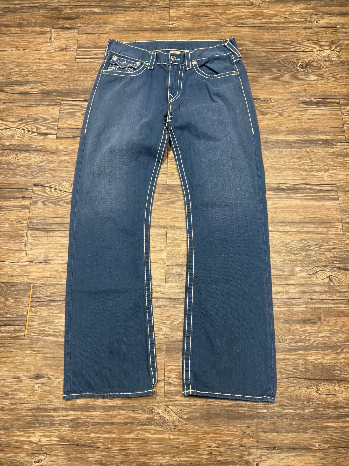 TRUE RELIGION BLUE BOOTCUT FLAP POCKET JEANS (34)