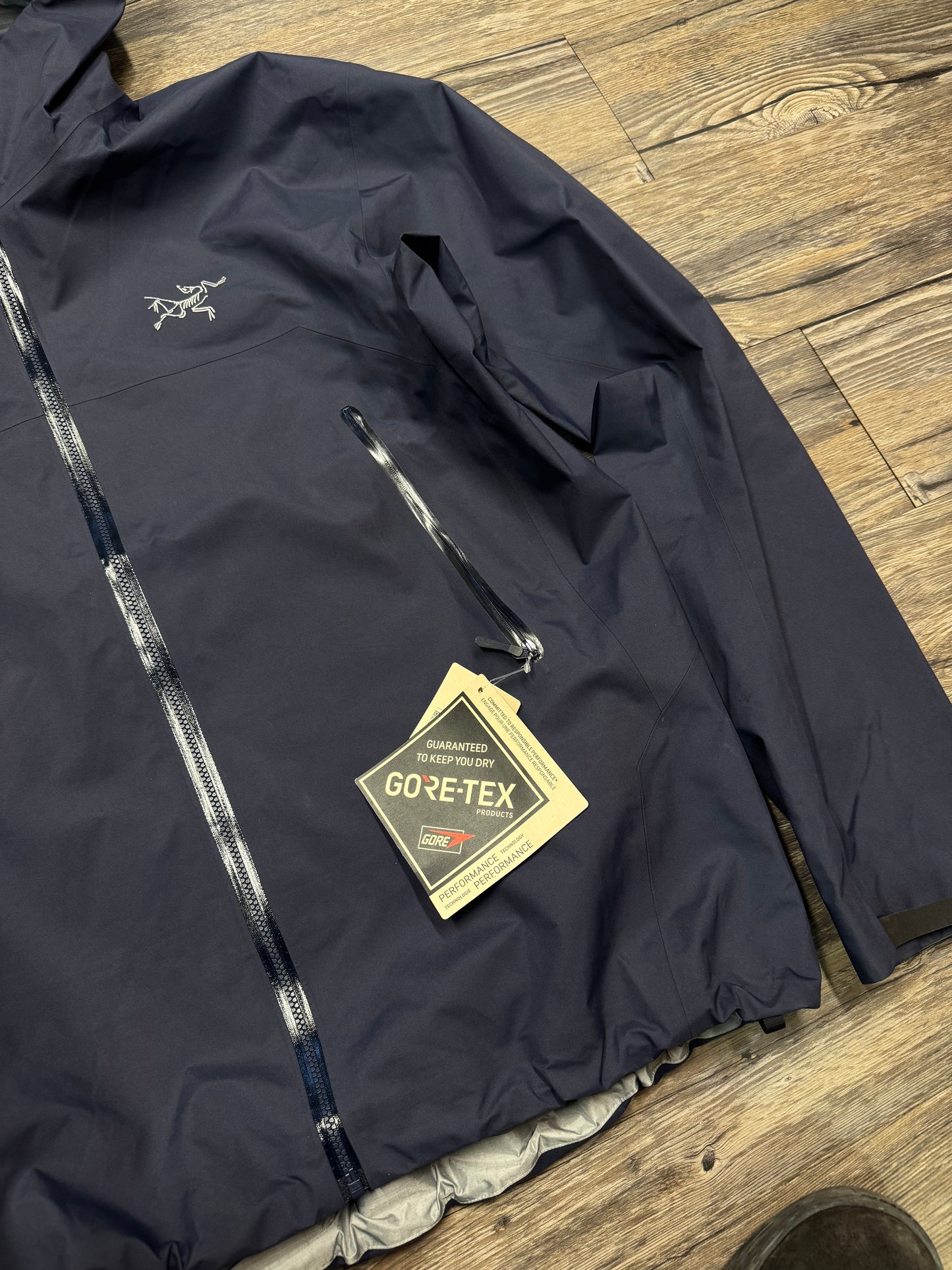 ARCTERYX NAVY BLUE RAIN JACKET (L)