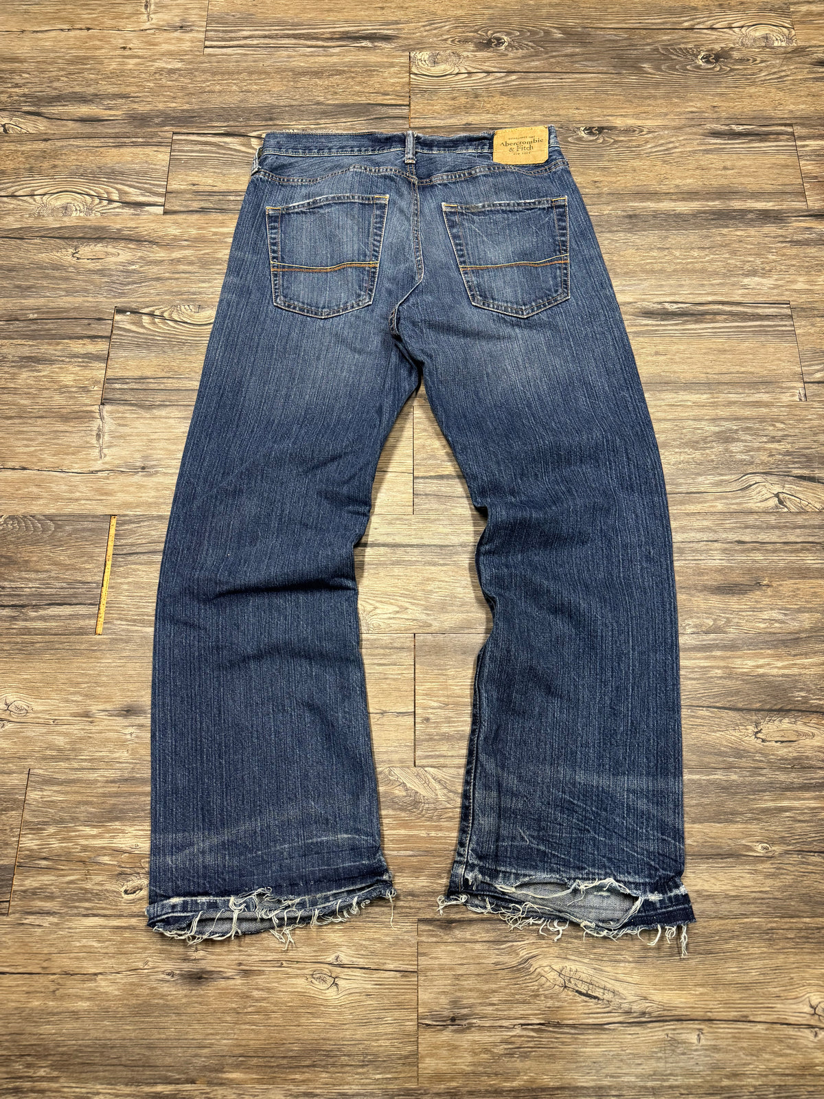 ABERCROMBIE & FITCH BOOTCUT DARK WASH JEANS (32)