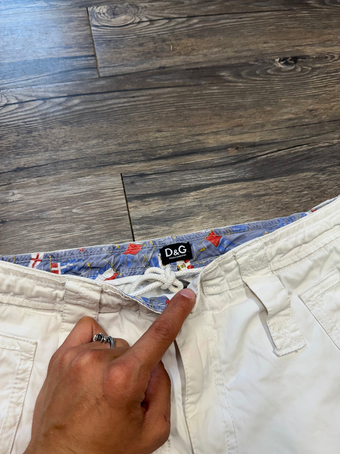 DOLCE & GABBANA MULTI-POCKET CARGO SHORTS (32)