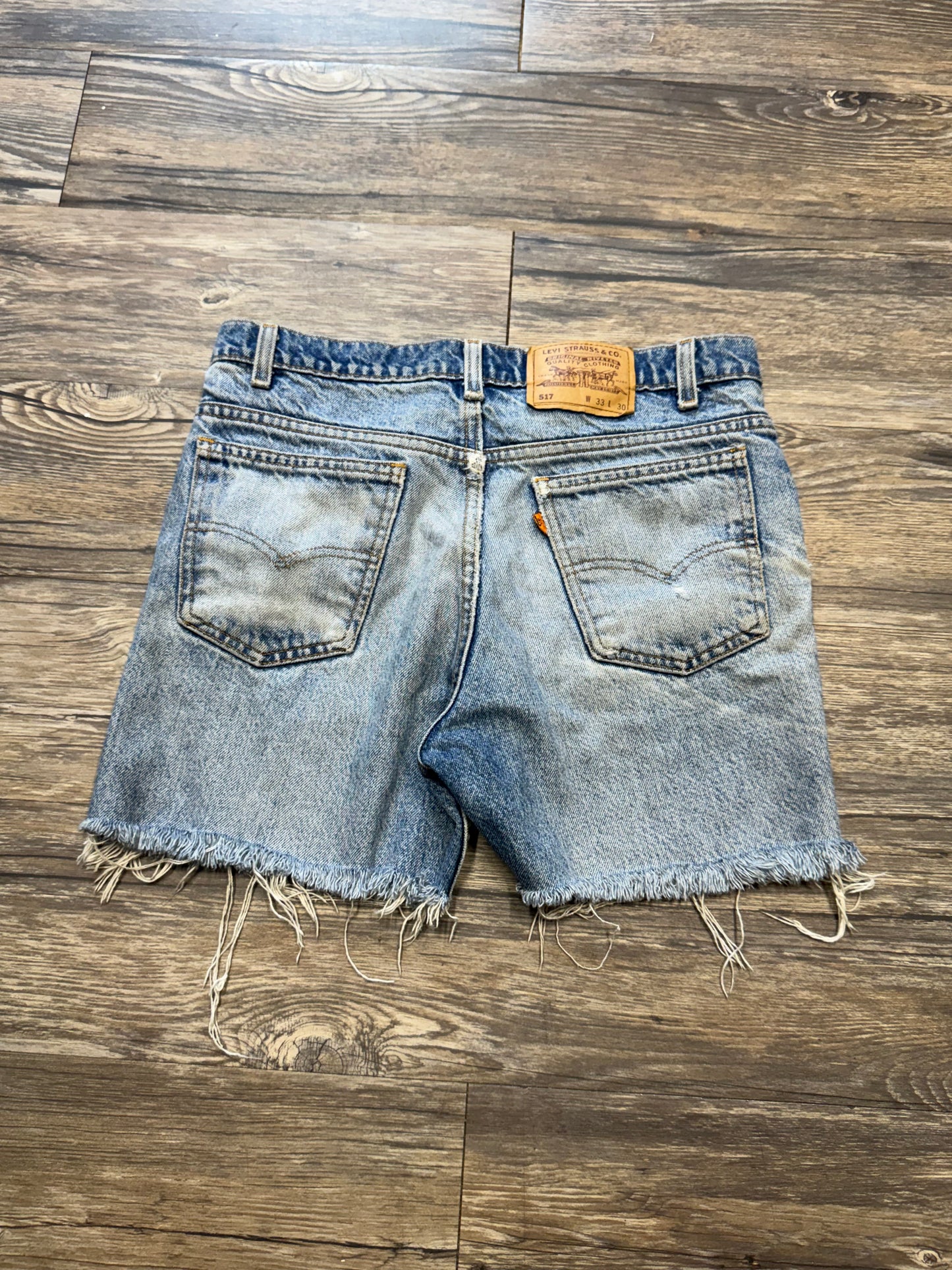 LEVIS ORANGE TAB 517 FADED & DISTRESSED SHORTS (33)