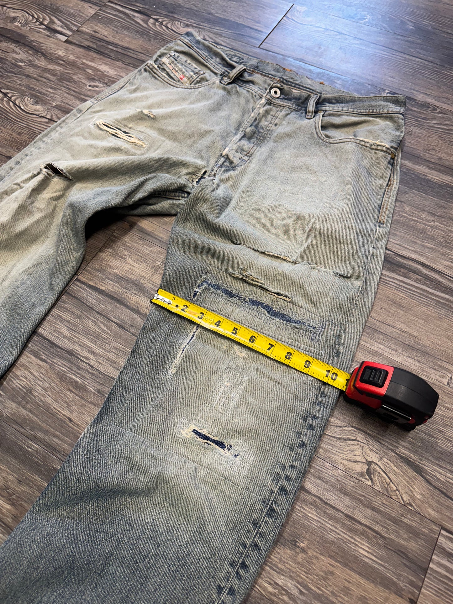 DIESEL FADED REPAIRED BAGGY LIGHTWASH JEANS (34)