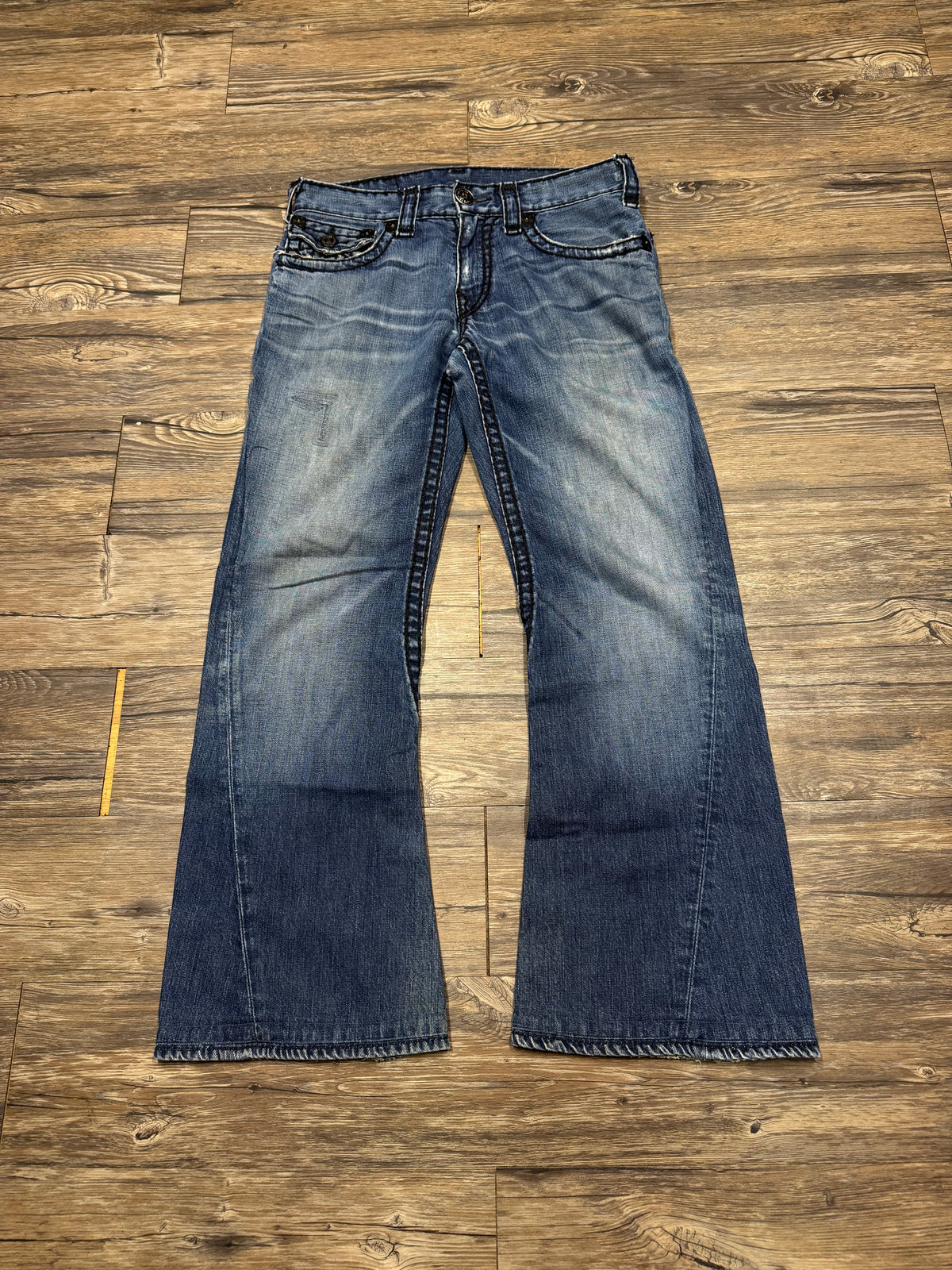 TRUE RELIGION 00’s BOOTCUT FADED & DISTRESSED BLACK STITCH JEANS (33)