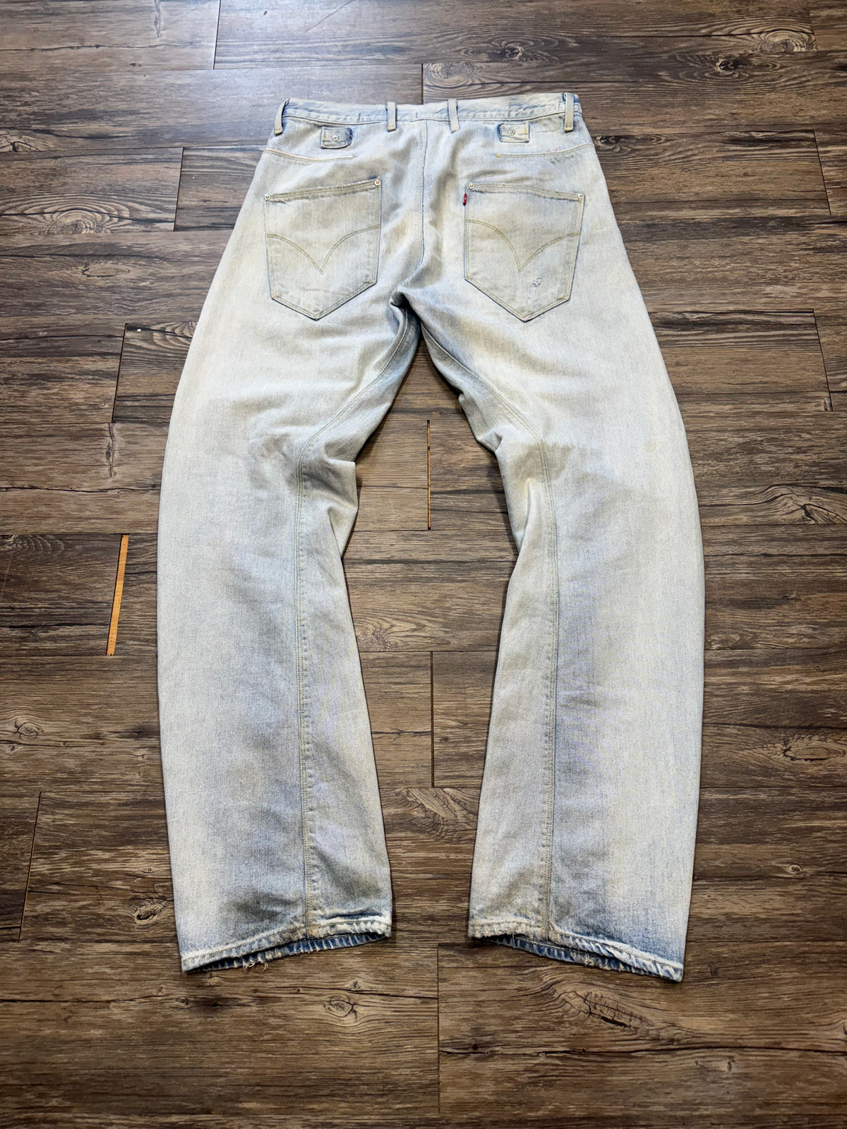 LEVIS ENGINEERED WHITE WASH 5 POCKET BOOTCUT JEANS (33)
