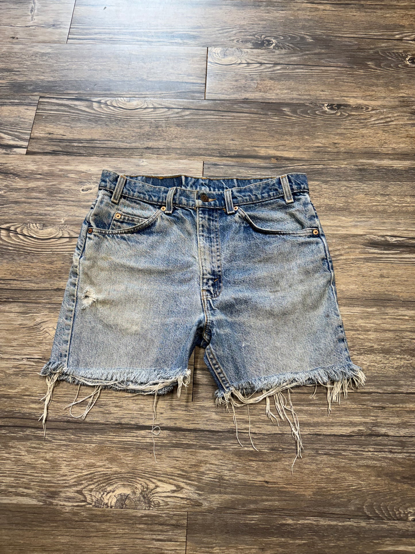 LEVIS ORANGE TAB 517 FADED & DISTRESSED SHORTS (33)