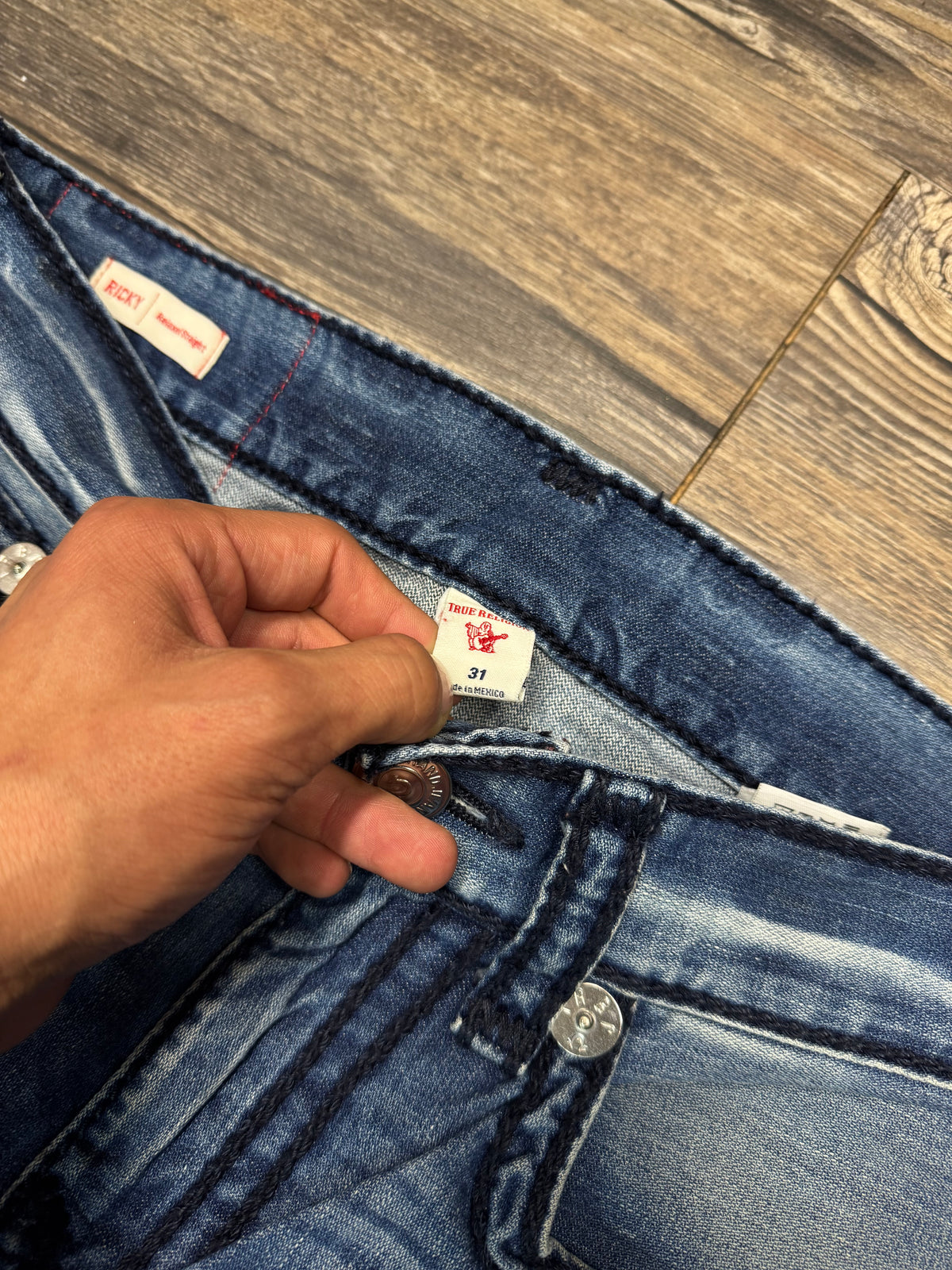 TRUE RELIGION DARK BLUE SUPER-T STITCH RELAXED STRAIGHT LEG JEANS (31)