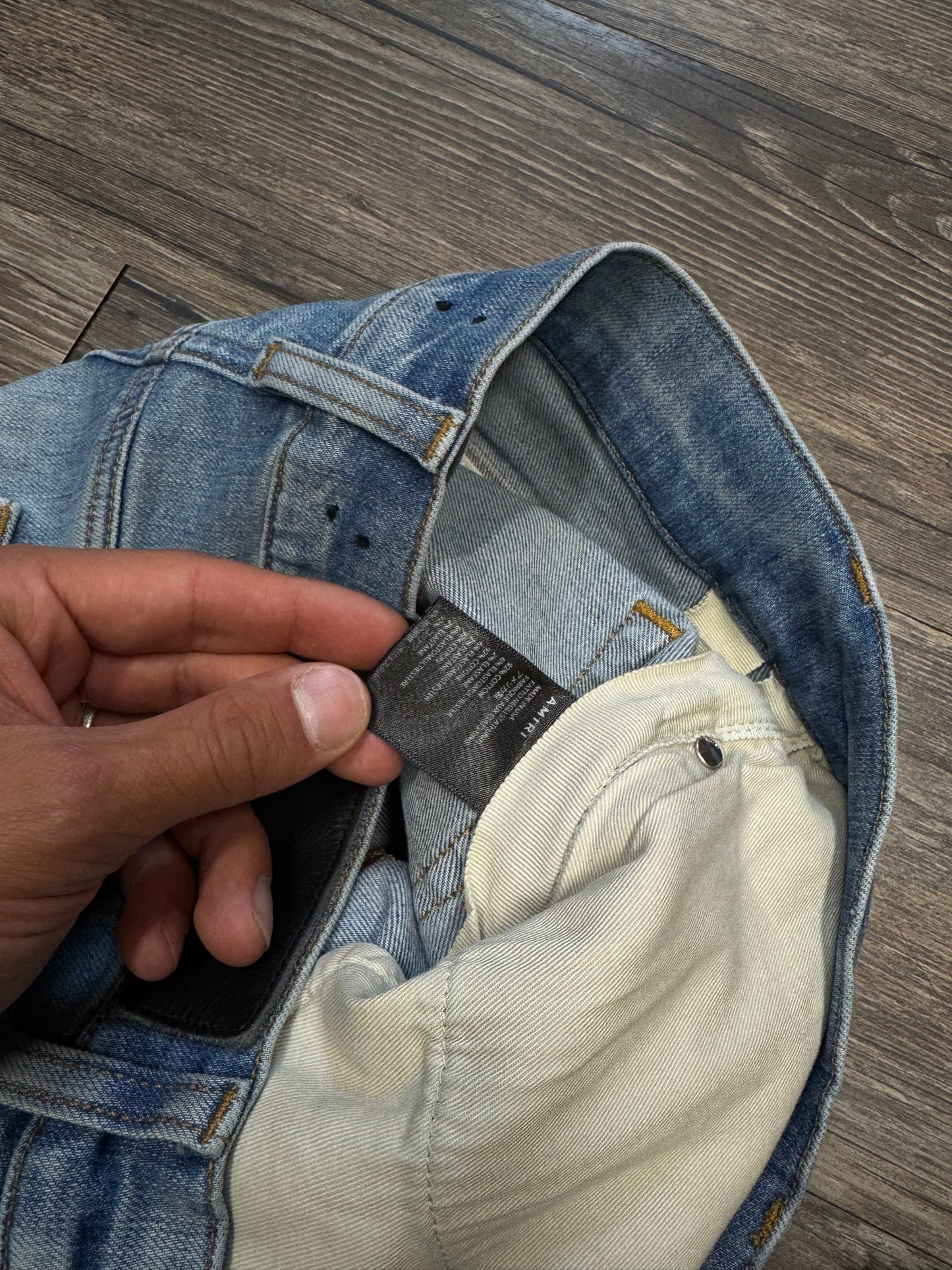 AMIRI MX1 LIGHTWASH DISTRESSED JEANS (30)