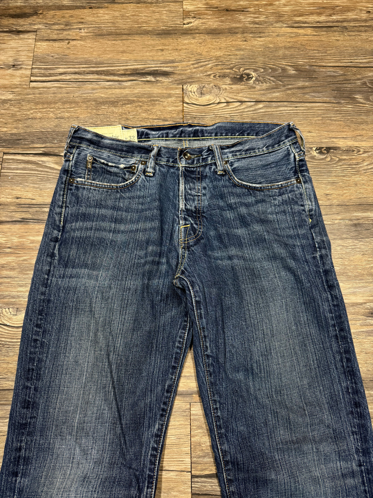 ABERCROMBIE & FITCH BOOTCUT DARK WASH JEANS (32)