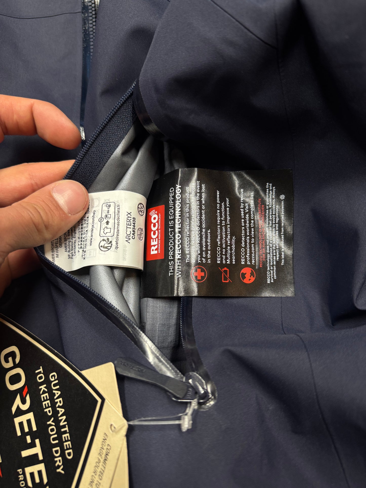 ARCTERYX NAVY BLUE RAIN JACKET (L)