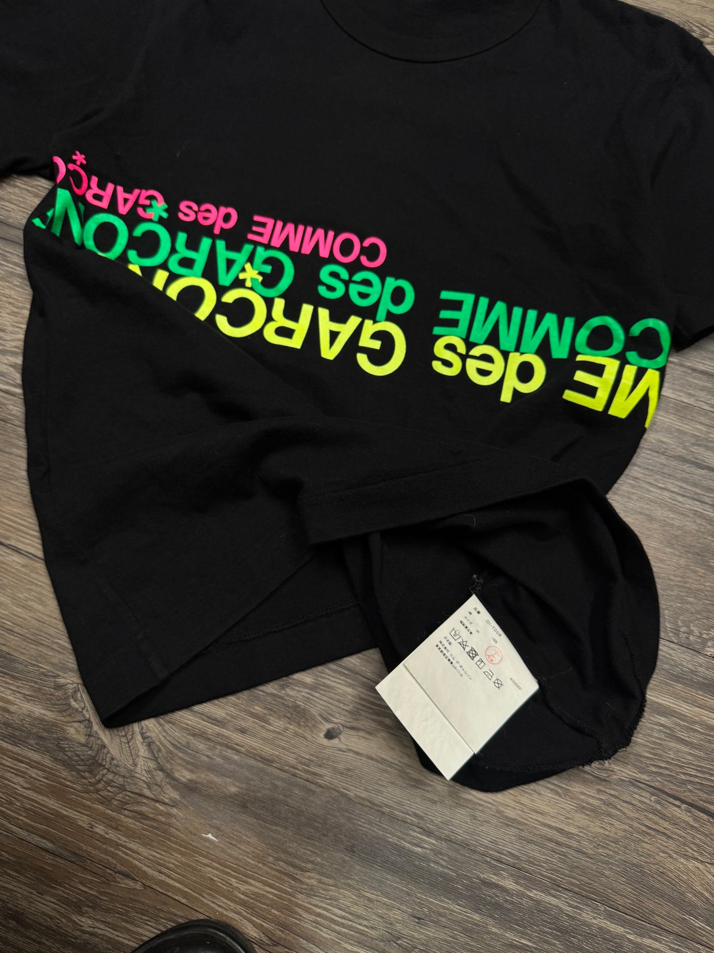 COMMES DES GARCON NEON LOGOS TEE (M)