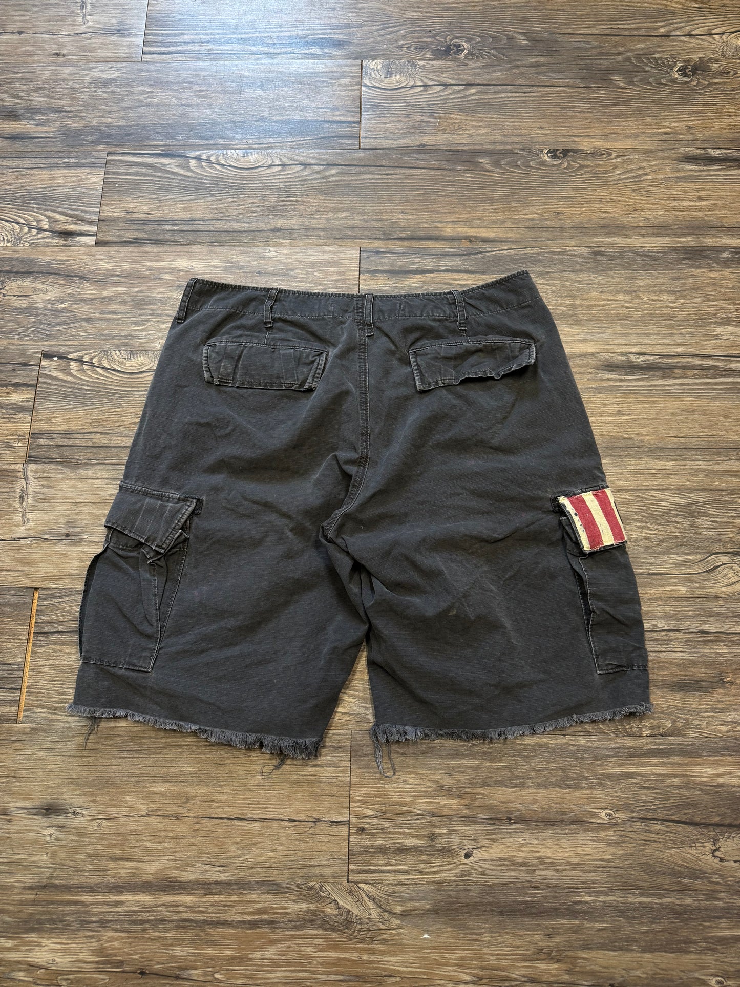 DENIM & SUPPLY RALPH LAUREN DISTRESSED FLAG ARMY CARGO SHORTS (33)