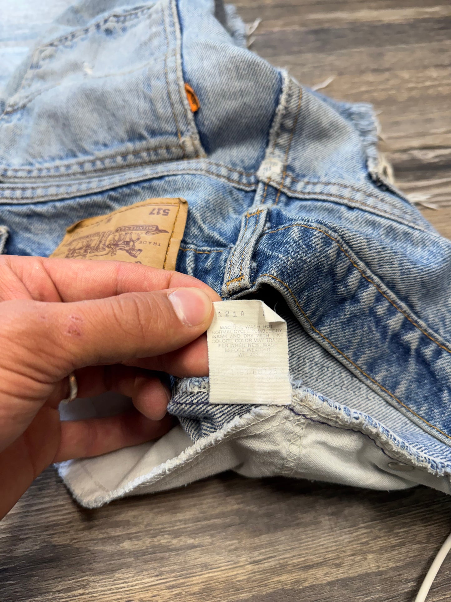 LEVIS ORANGE TAB 517 FADED & DISTRESSED SHORTS (33)