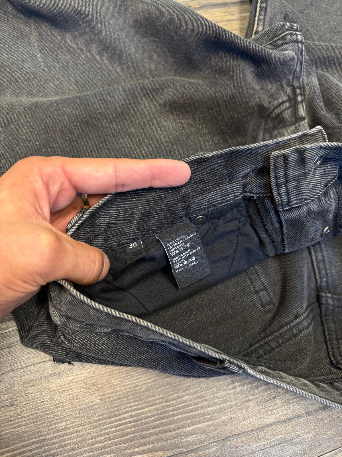 CELINE DYLAN DARKWASH DISTRESSED JEANS (36)