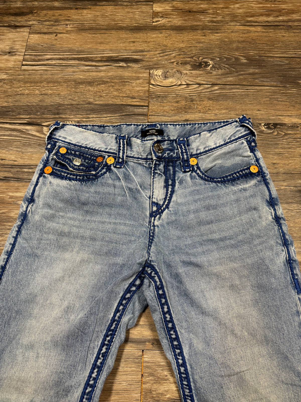 TRUE RELIGION LIGHTWASH RICKY RELAXED BLUE STITCH STRAIGHT JEANS (30)