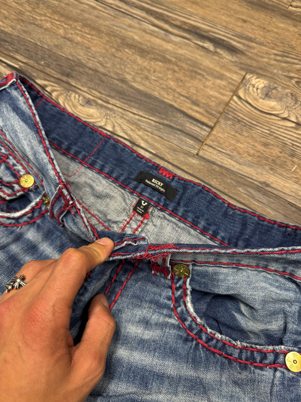TRUE RELIGION 00’s RICKY RELAXED STRAIGHT DISTRESSED RED STITCH JEANS (31)