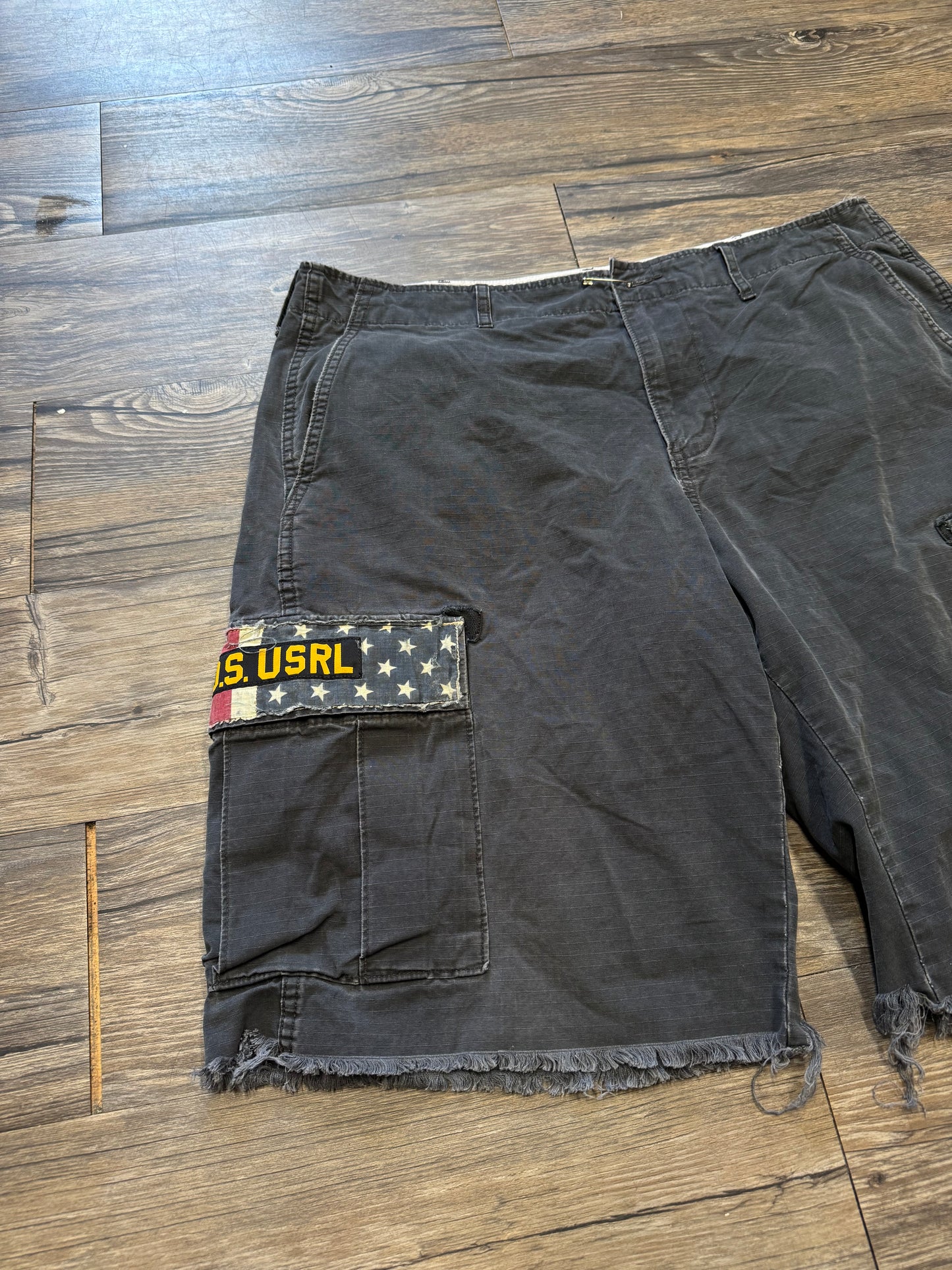 DENIM & SUPPLY RALPH LAUREN DISTRESSED FLAG ARMY CARGO SHORTS (33)