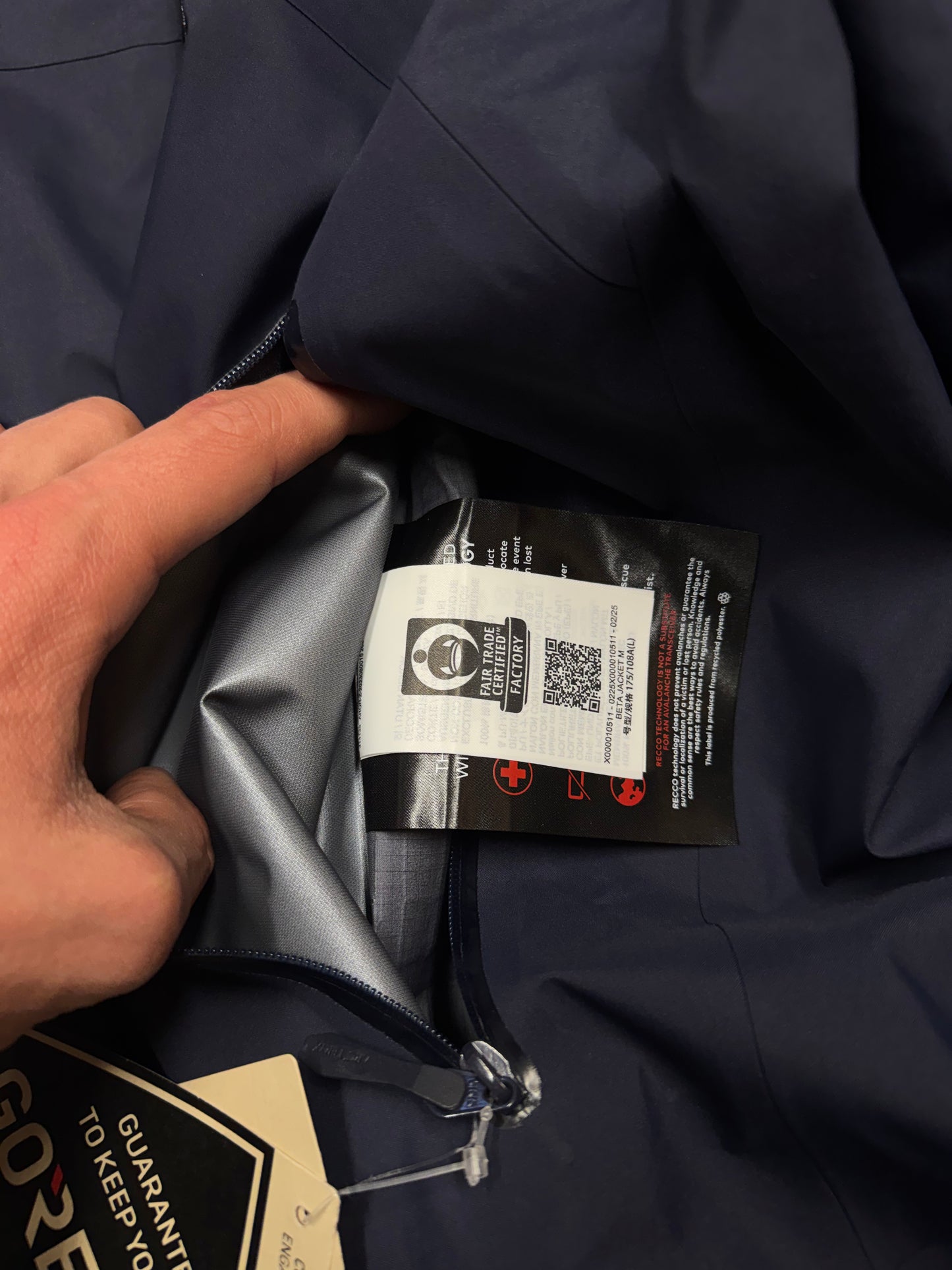 ARCTERYX NAVY BLUE RAIN JACKET (L)