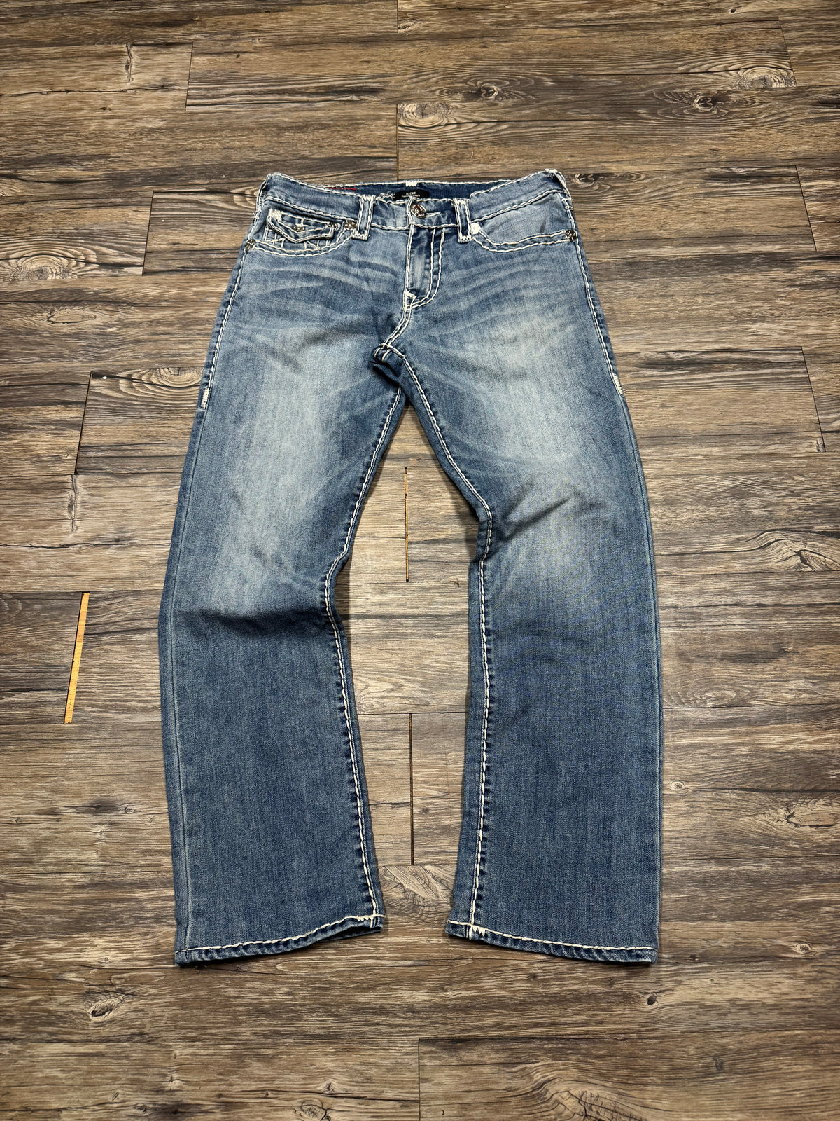 TRUE RELIGION LIGHTWASH RICKY RELAXED STRAIGHT WHITE STITCH JEANS (31)
