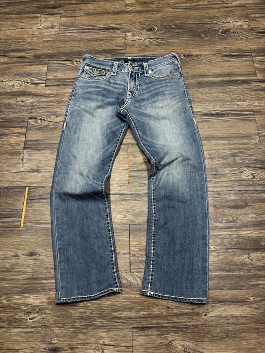 TRUE RELIGION LIGHTWASH RICKY RELAXED STRAIGHT WHITE STITCH JEANS (31)