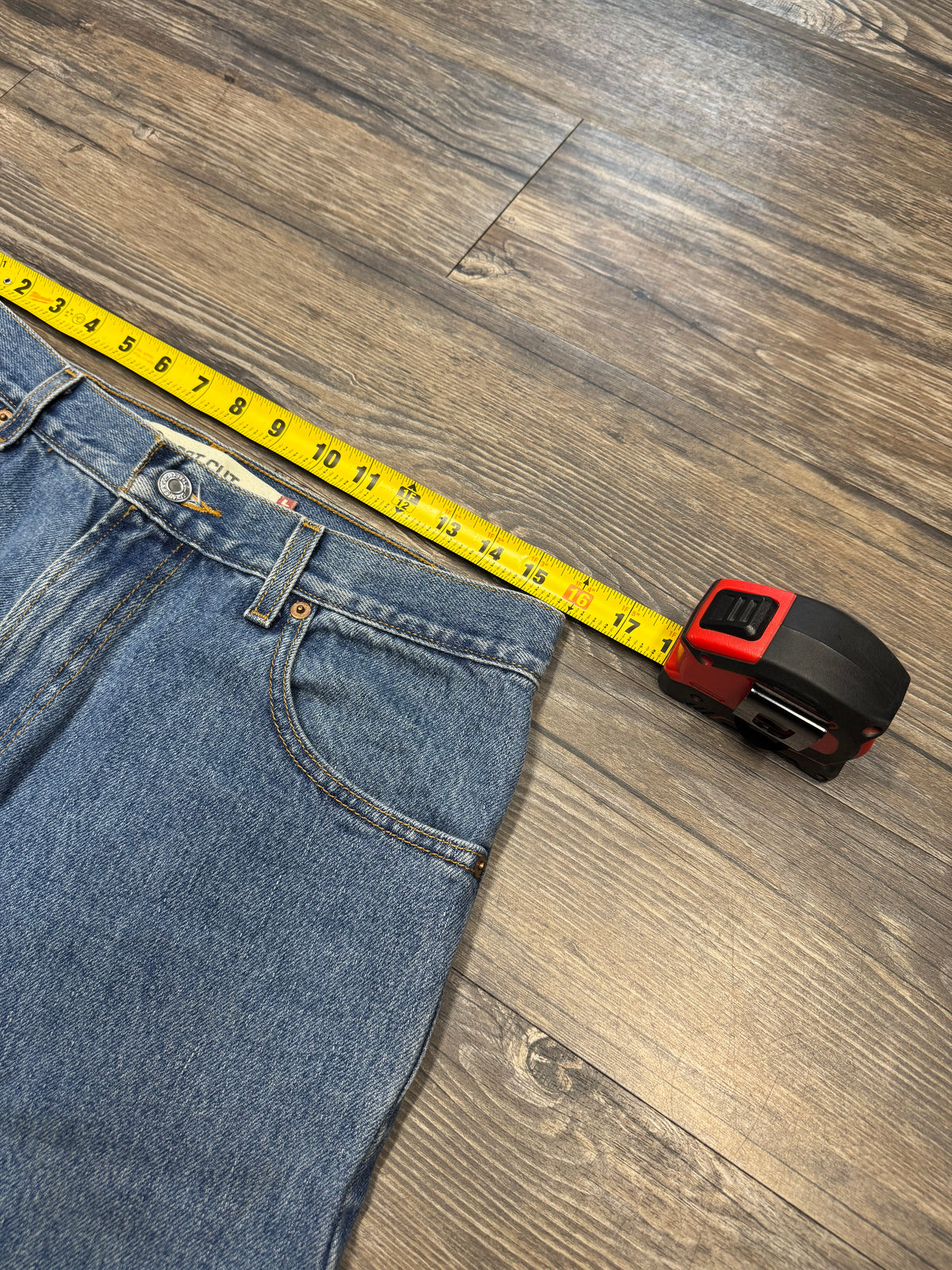 LEVI 517 BOOT-CUT BLUE JEANS (33)