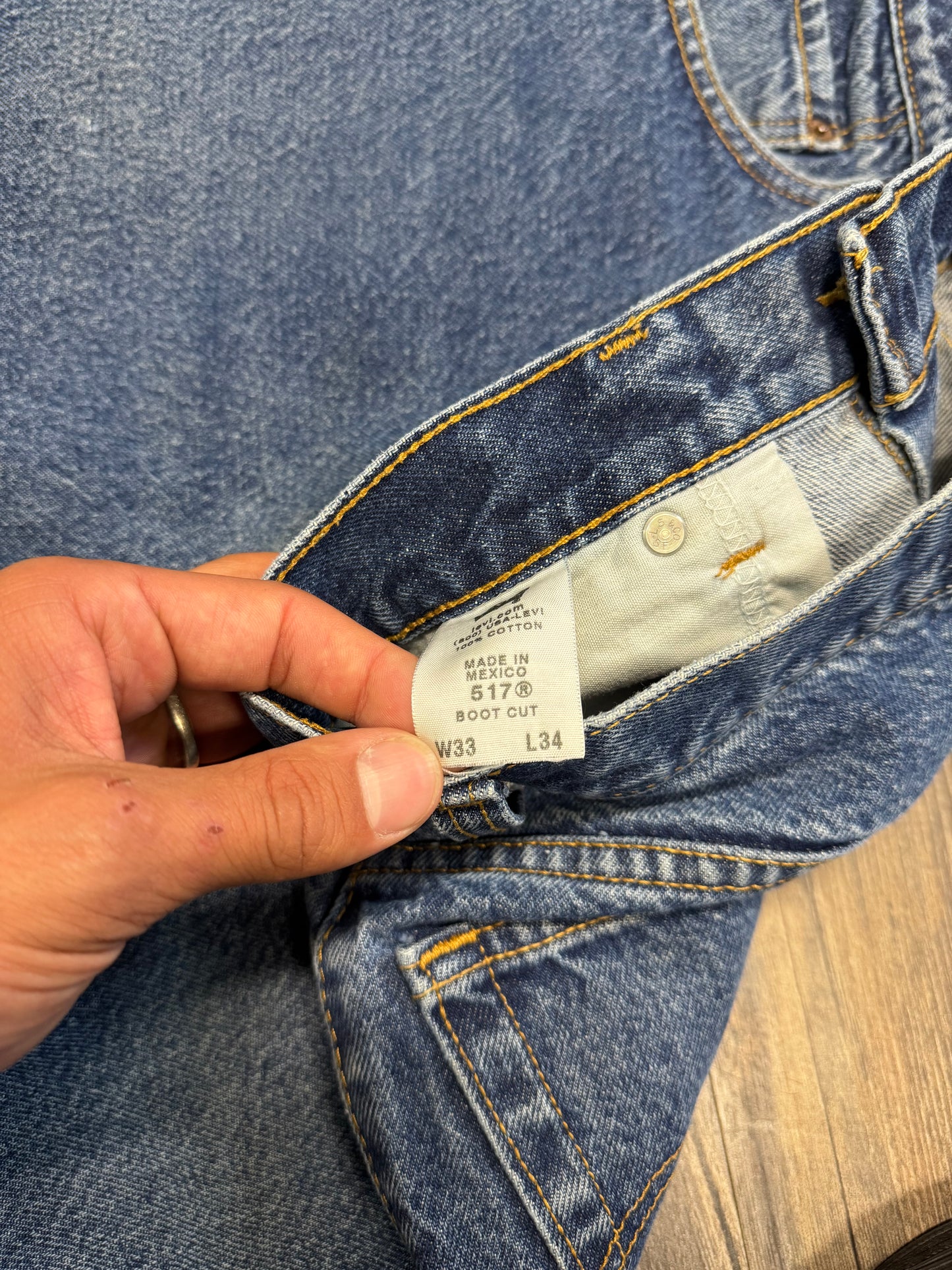 LEVI 517 BOOTCUT JEANS WITH DARK WASH (33x34)