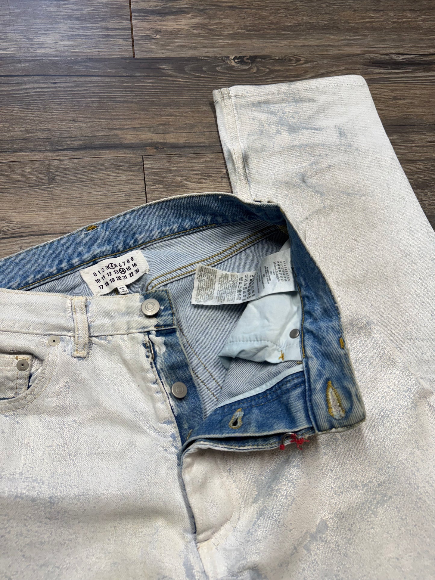 MAISON MARGIELA PAINTED WHITE DENIM JEANS (30)