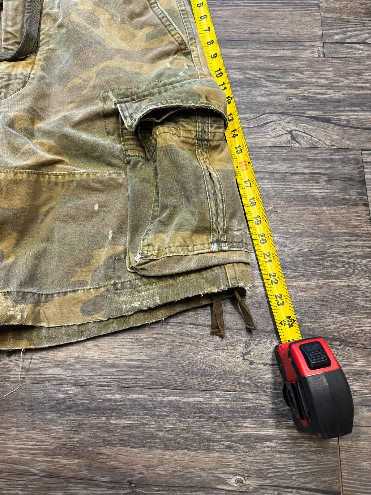 ABERCROMBIE & FITCH 7 POCKET CAMO CARGO SHORTS (32)