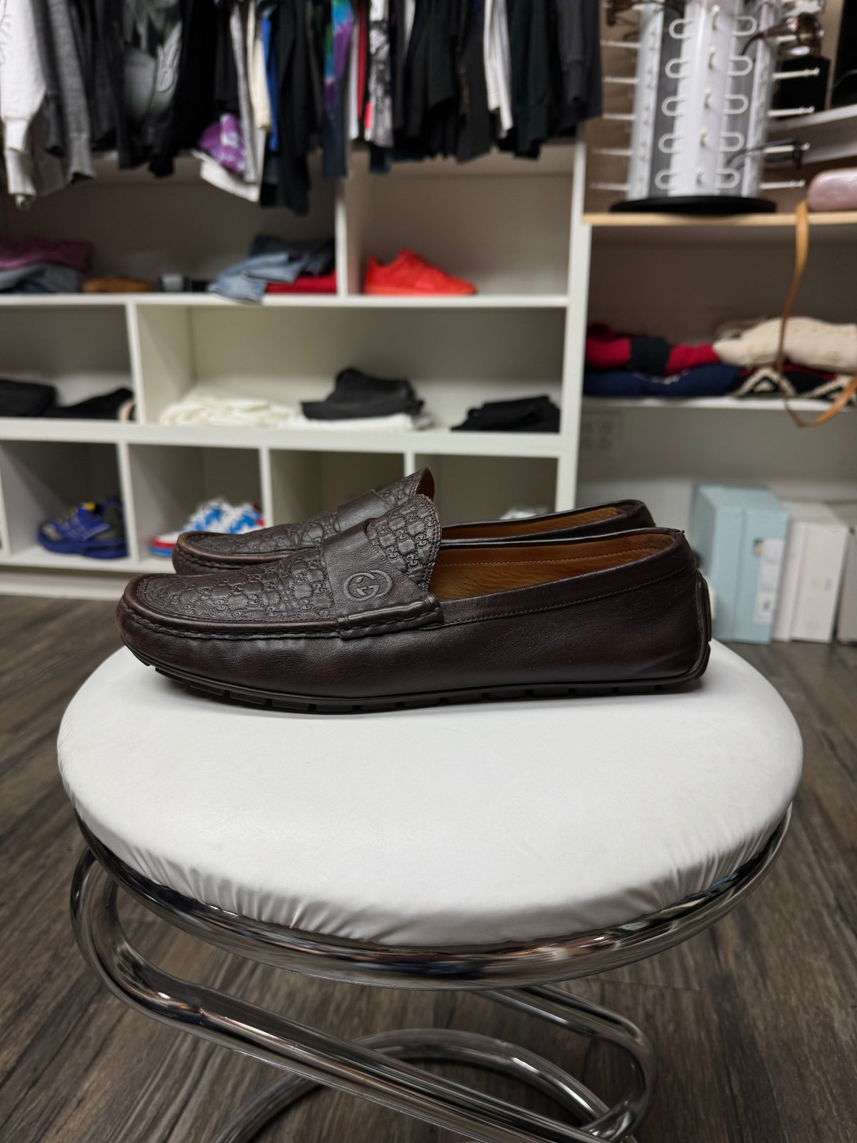 GUCCI ENGRAVED LEATHER BOAT SHOES (10.5)