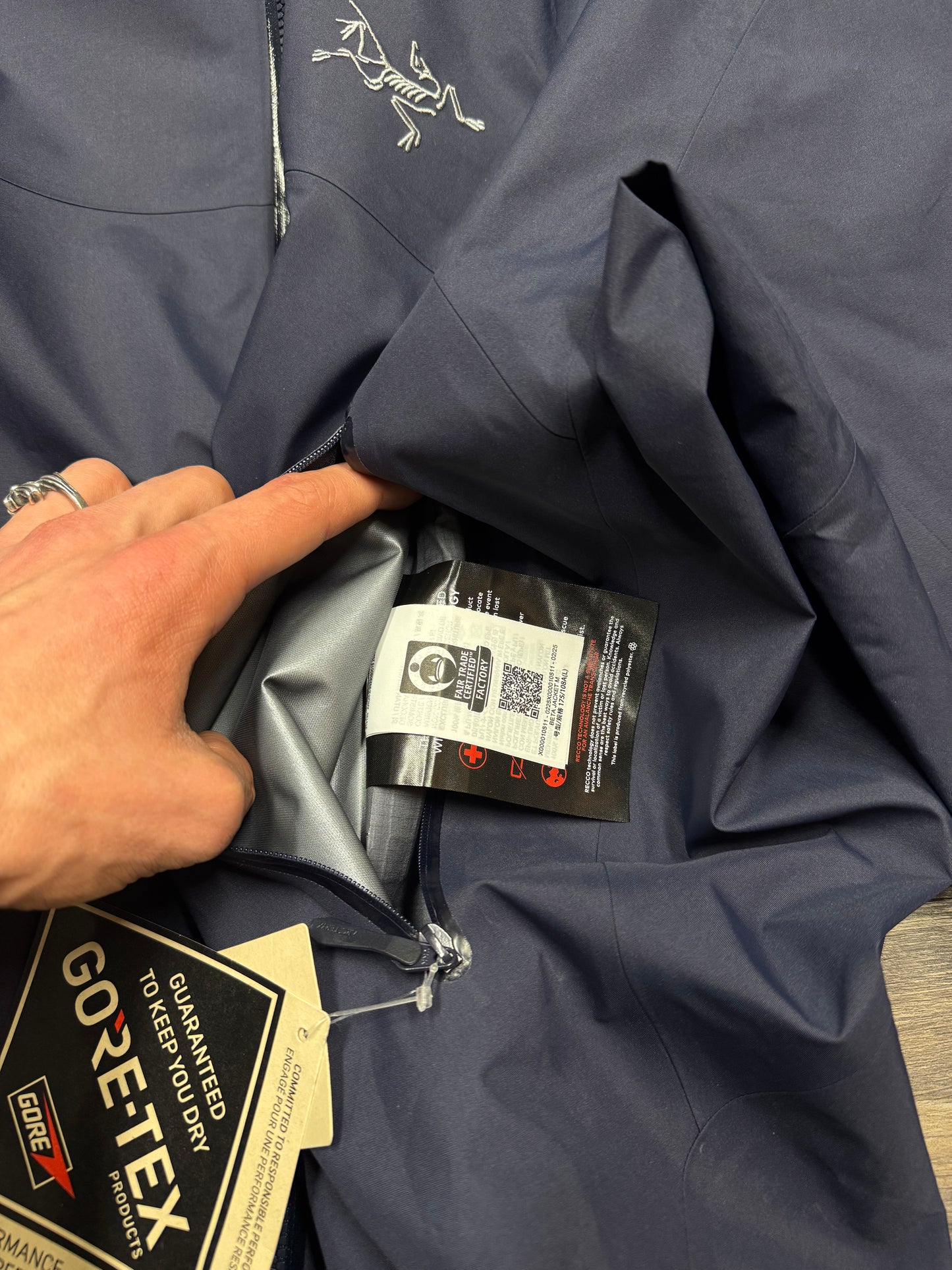 ARCTERYX NAVY BLUE RAIN JACKET (L)