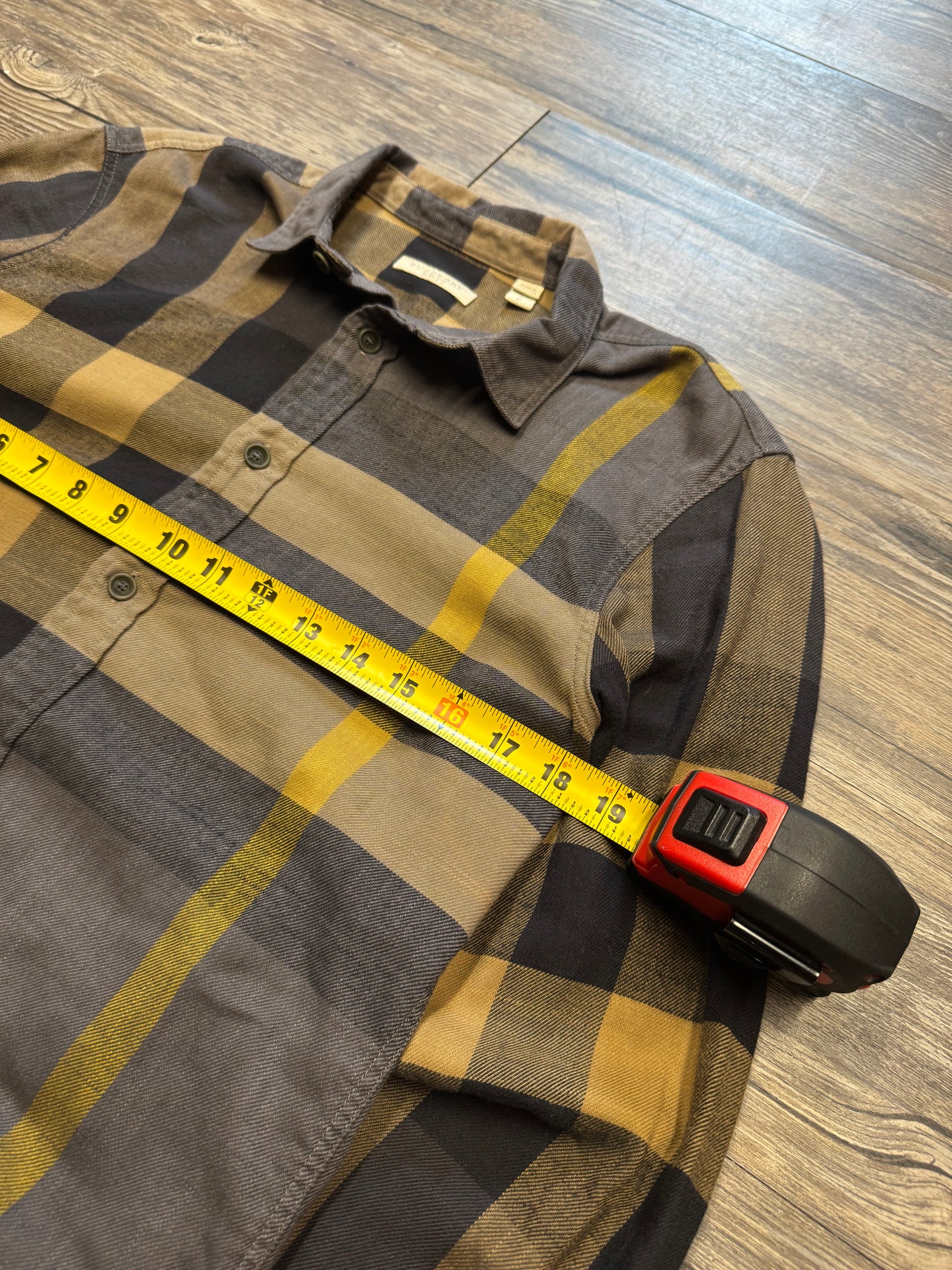 BURBERRY PLAID CHECK PATTERN COLLARED BUTTON UP SHIRT ( S)