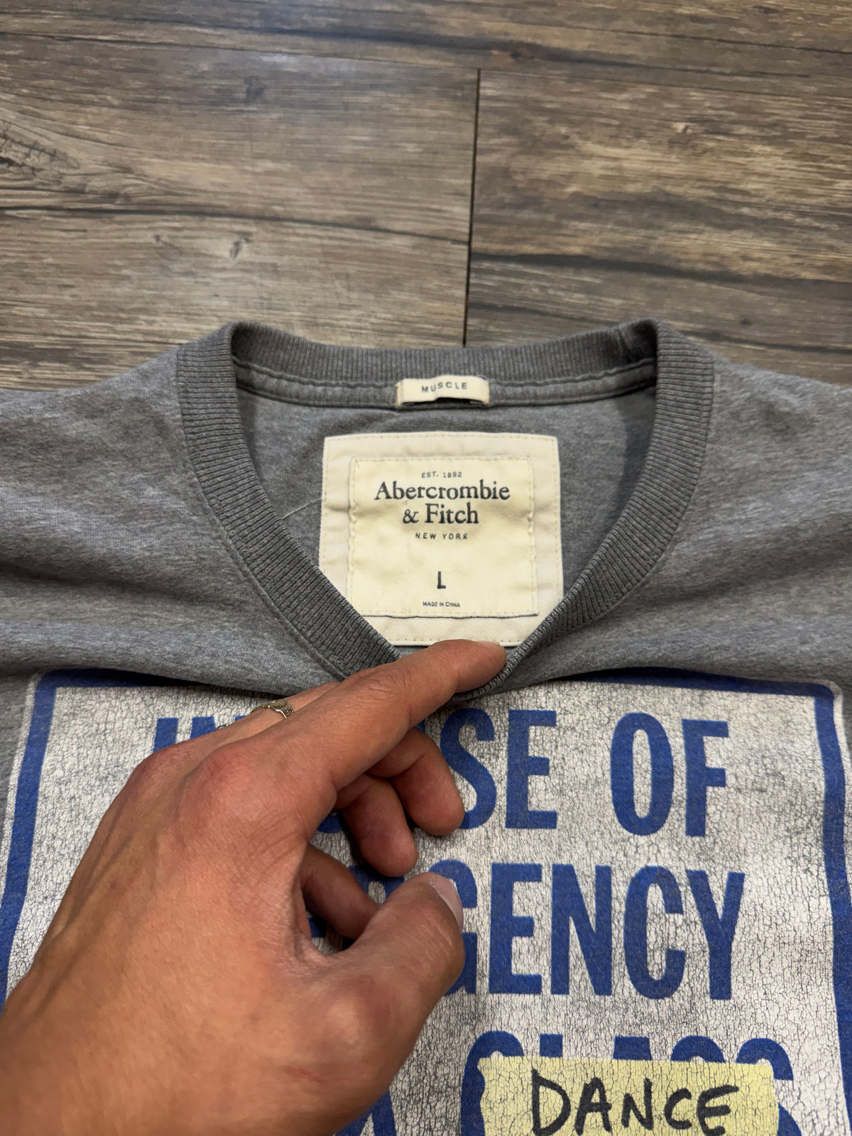 ABERCROMBIE & FITCH "IN CASE OF EMERGENCY BREAK DANCE" T-SHIRT (L)