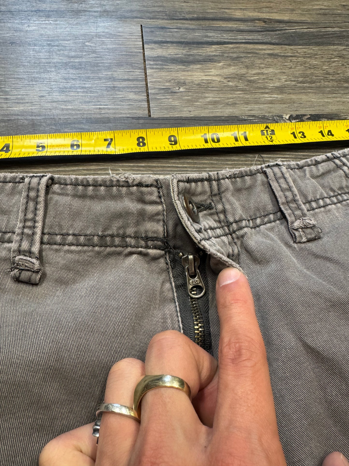 PLUGG Y2K FADED GRAY CARGO SHORTS (32)