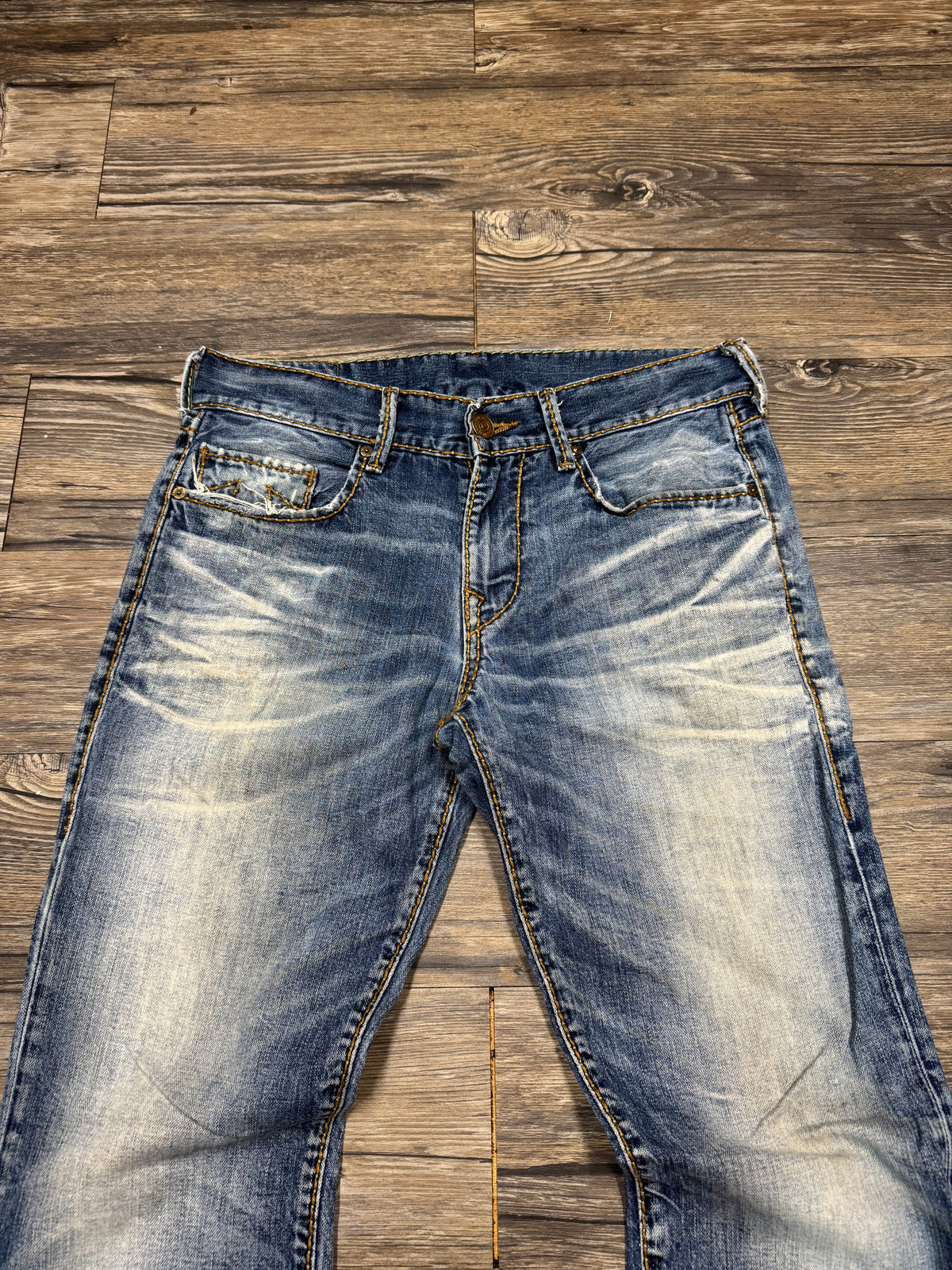 TRUE RELIGION RICKY RELAXED FIT DISTRESSED LIGHTWASH JEANS (31)
