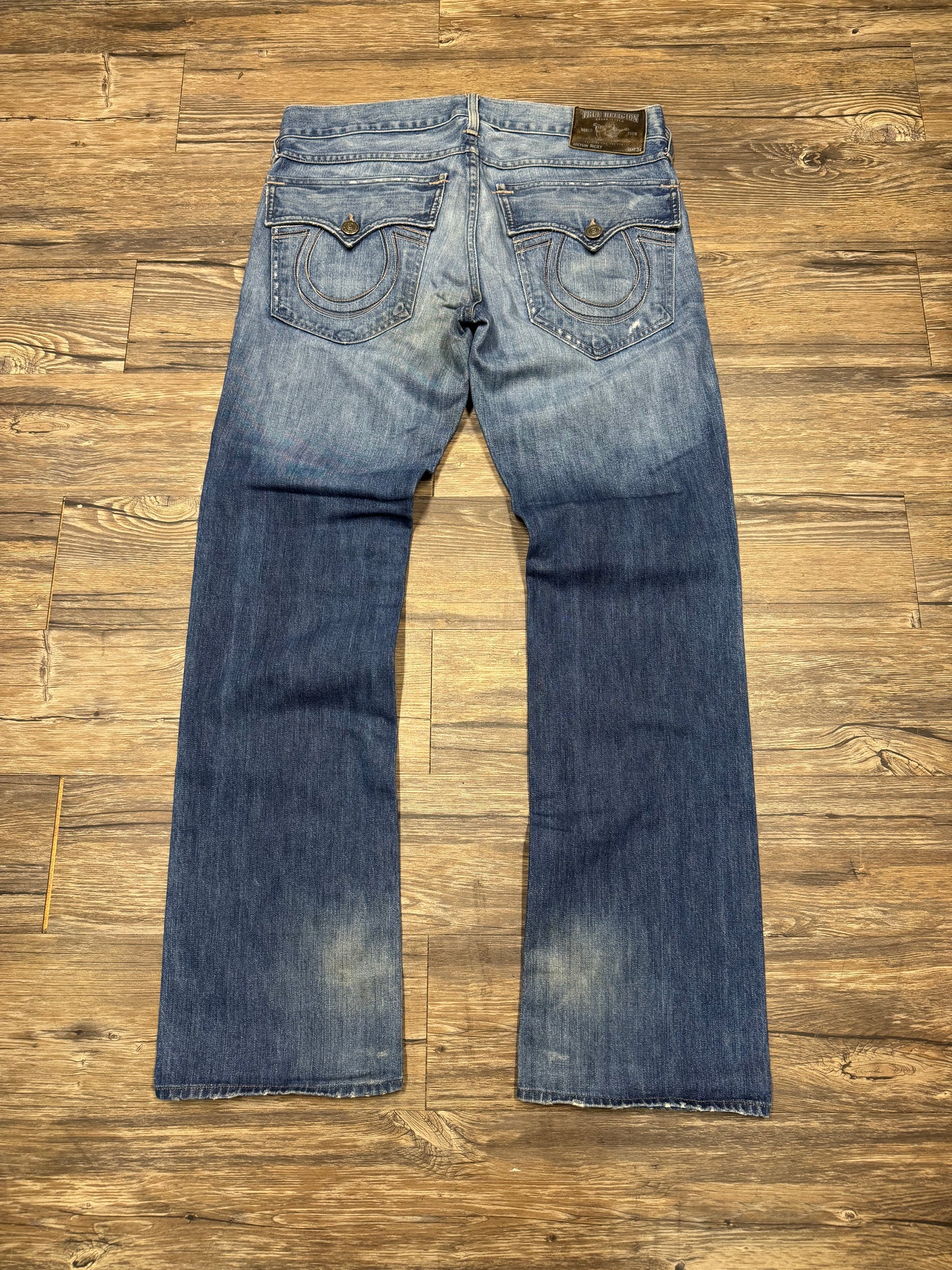 TRUE RELIGION DISTRESSED FADED BLUE DENIM JEANS (33)
