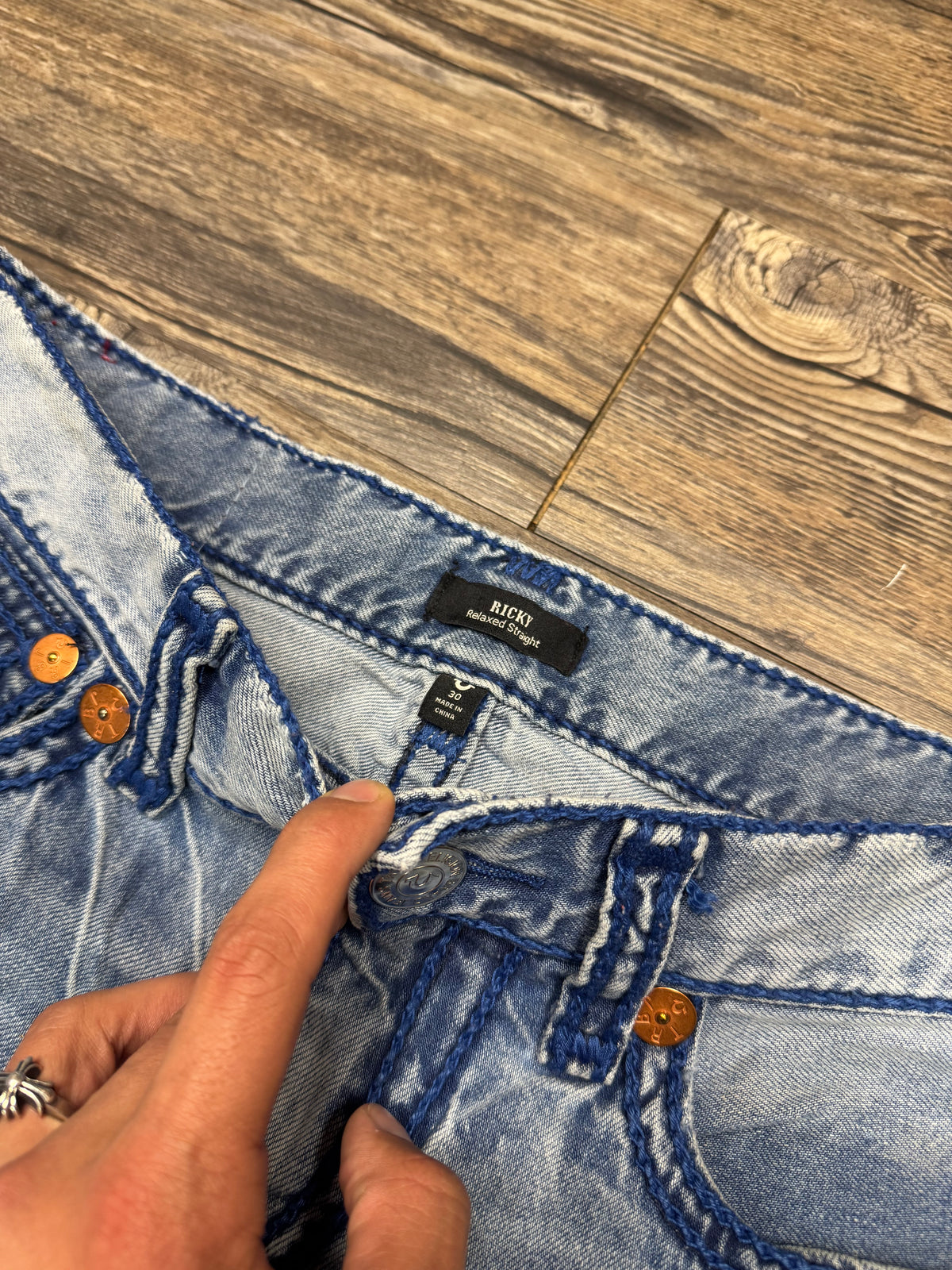 TRUE RELIGION LIGHTWASH RICKY RELAXED BLUE STITCH STRAIGHT JEANS (30)