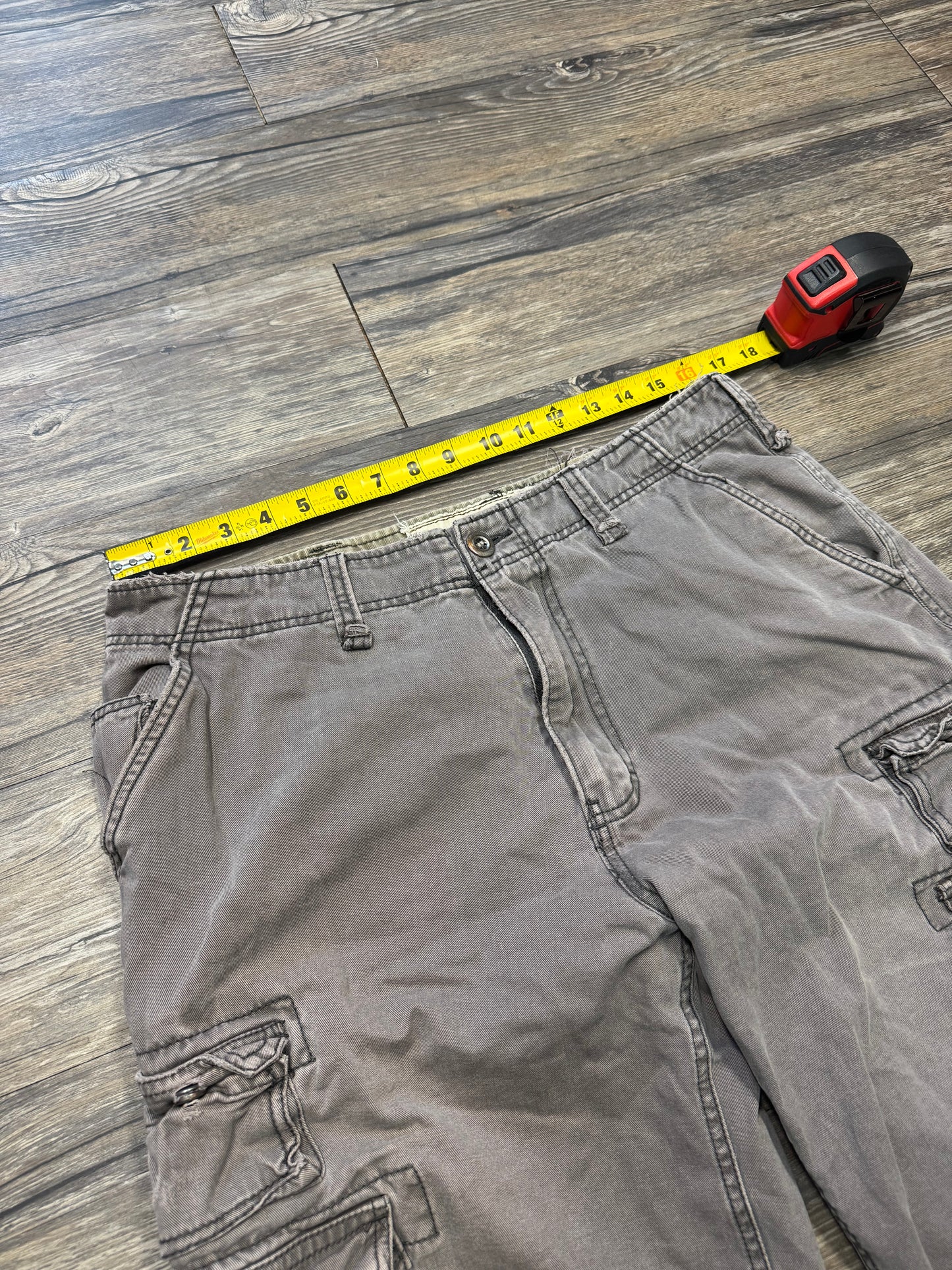PLUGG Y2K FADED GRAY CARGO SHORTS (32)