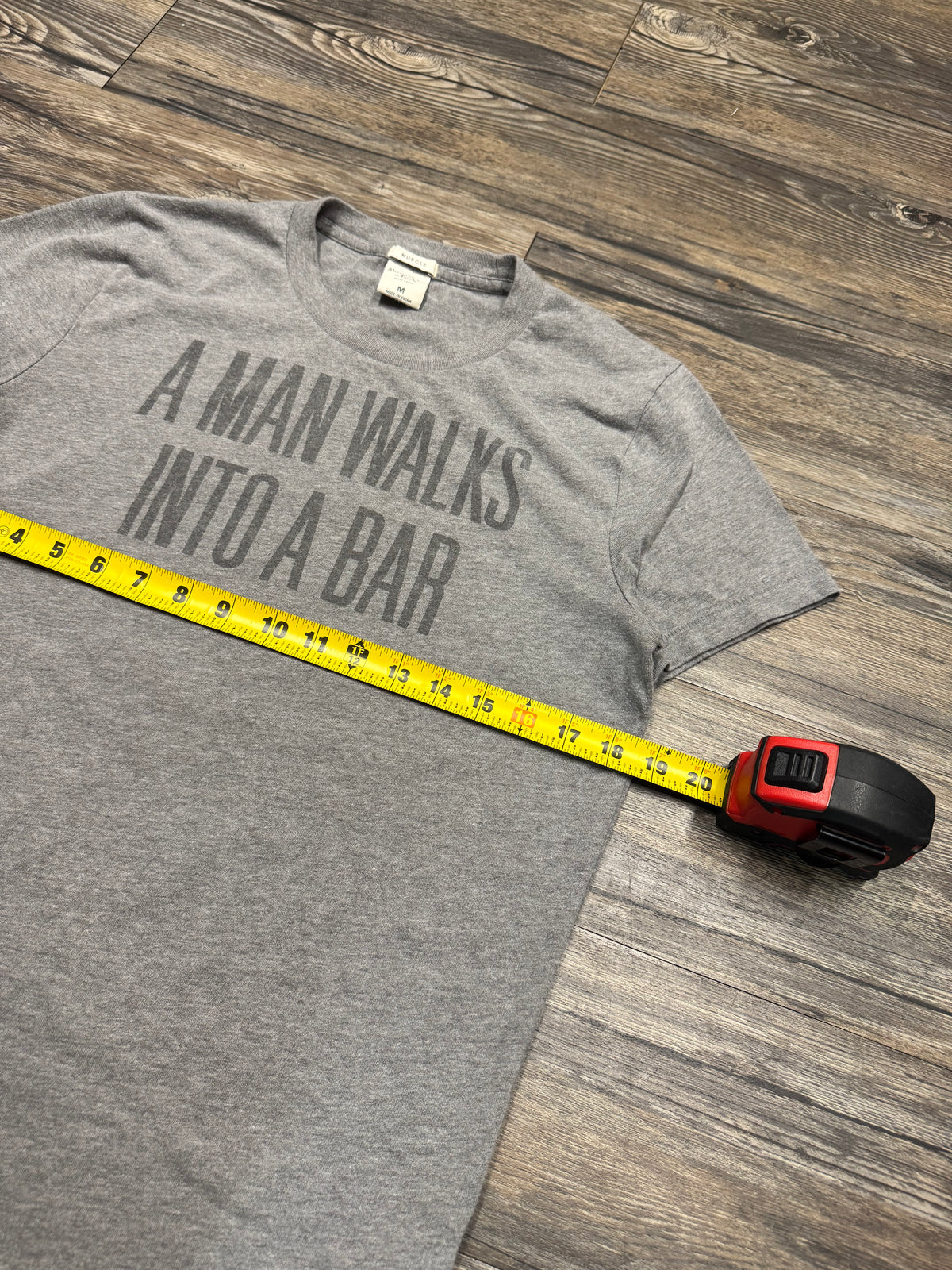 ABERCROMBIE & FITCH "A MAN WALKS INTO A BAR" VINTAGE T-SHIRT (M)