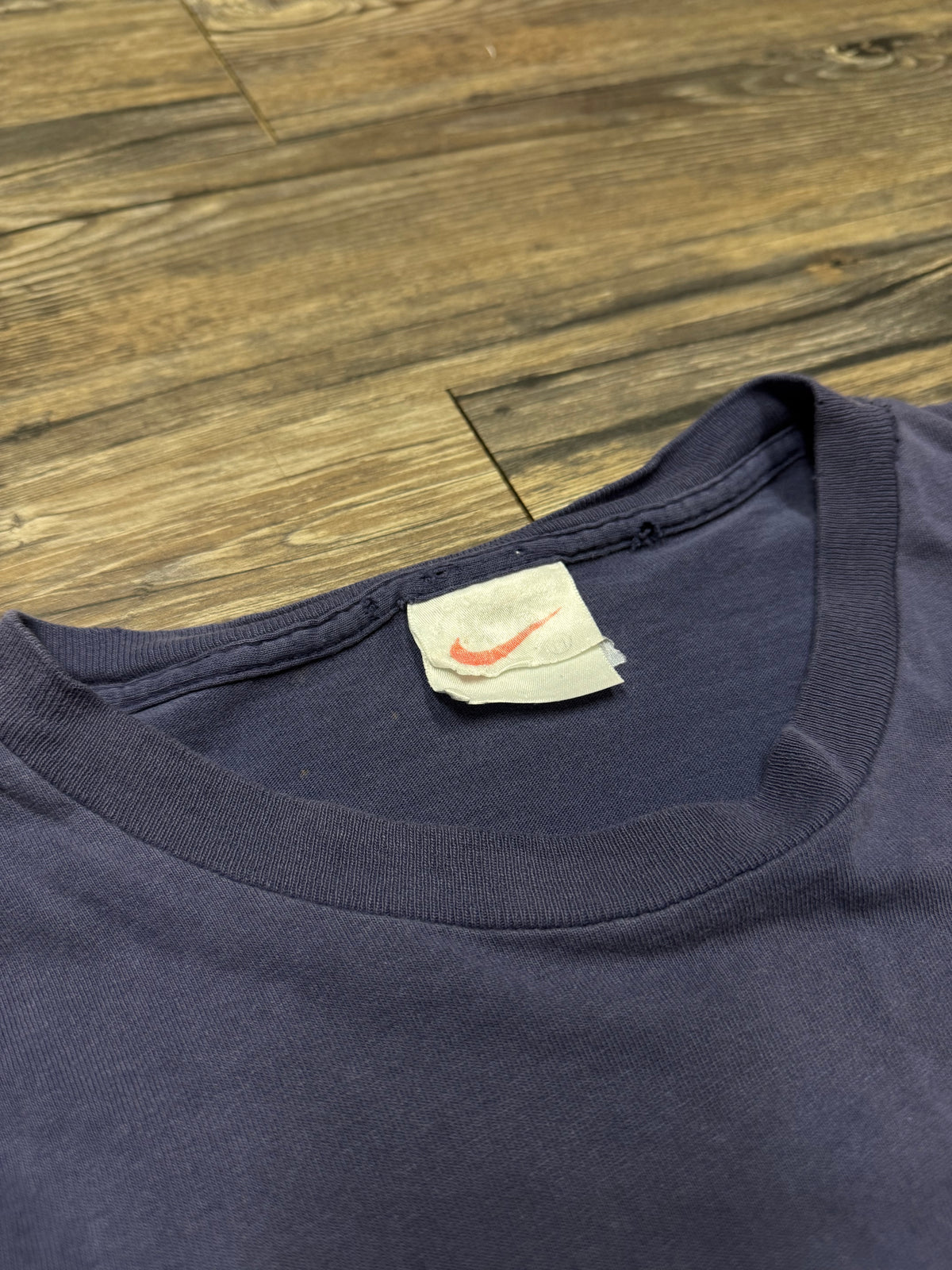 NIKE VINTAGE 90’s CENTER SWOOSH BASKETBALL LOGO T-SHIRT (M)
