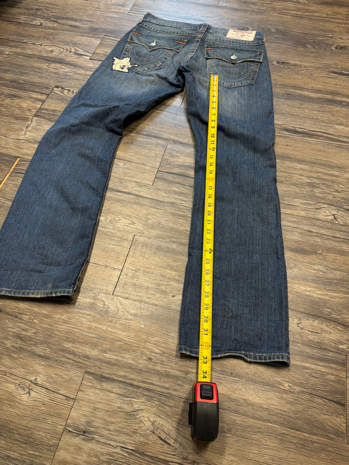 TRUE RELIGION PATCH BOOT CUT JEANS (34)