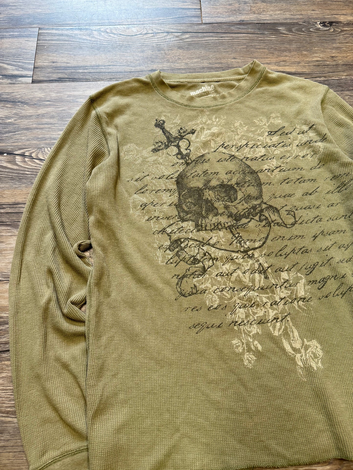 MACHINE Y2K SAGE GREEN SCRIPT SKULL WAFFLE LONGSLEEVE (L)